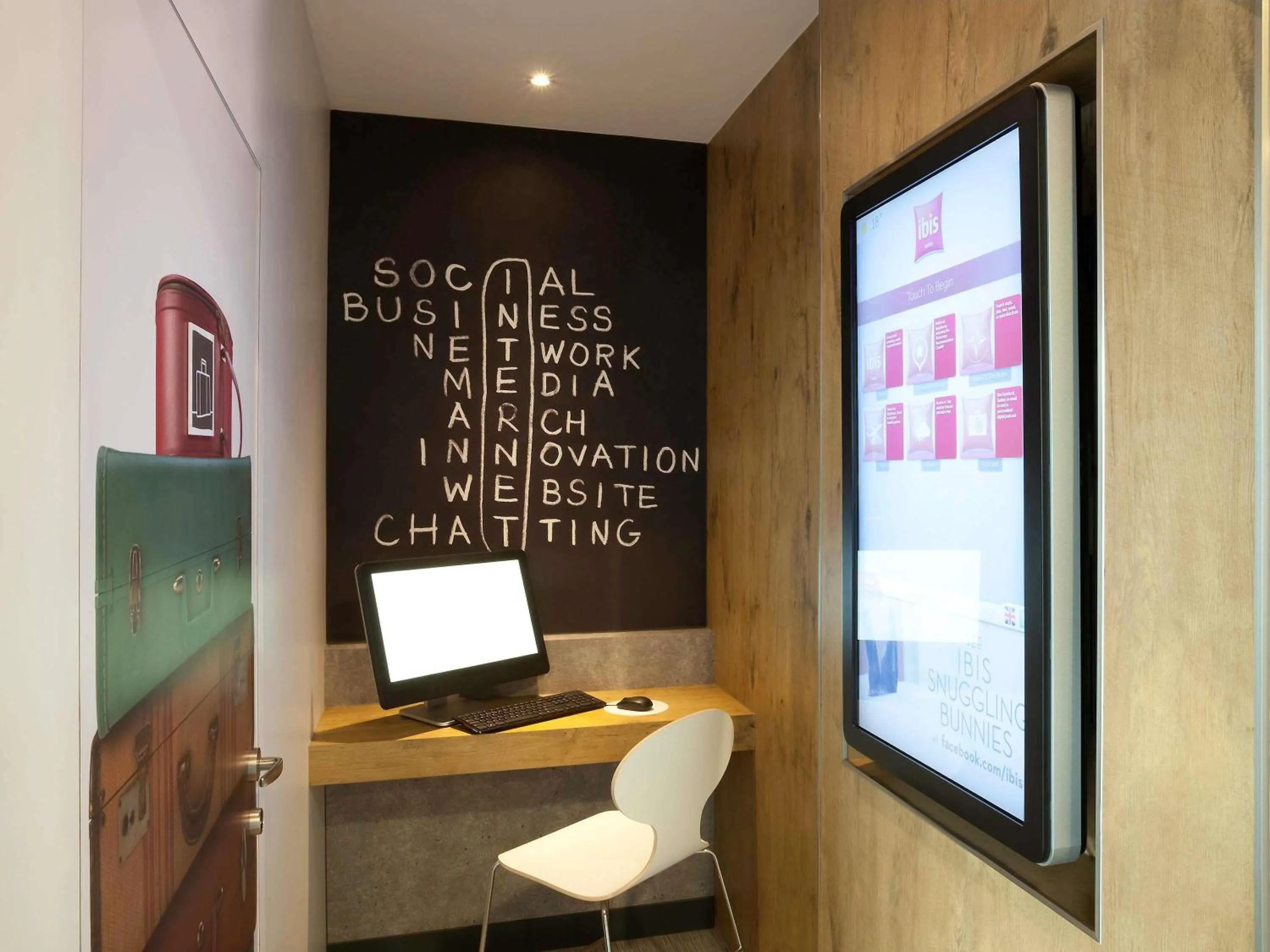 Lounge or bar in ibis Brighton City Centre - Station