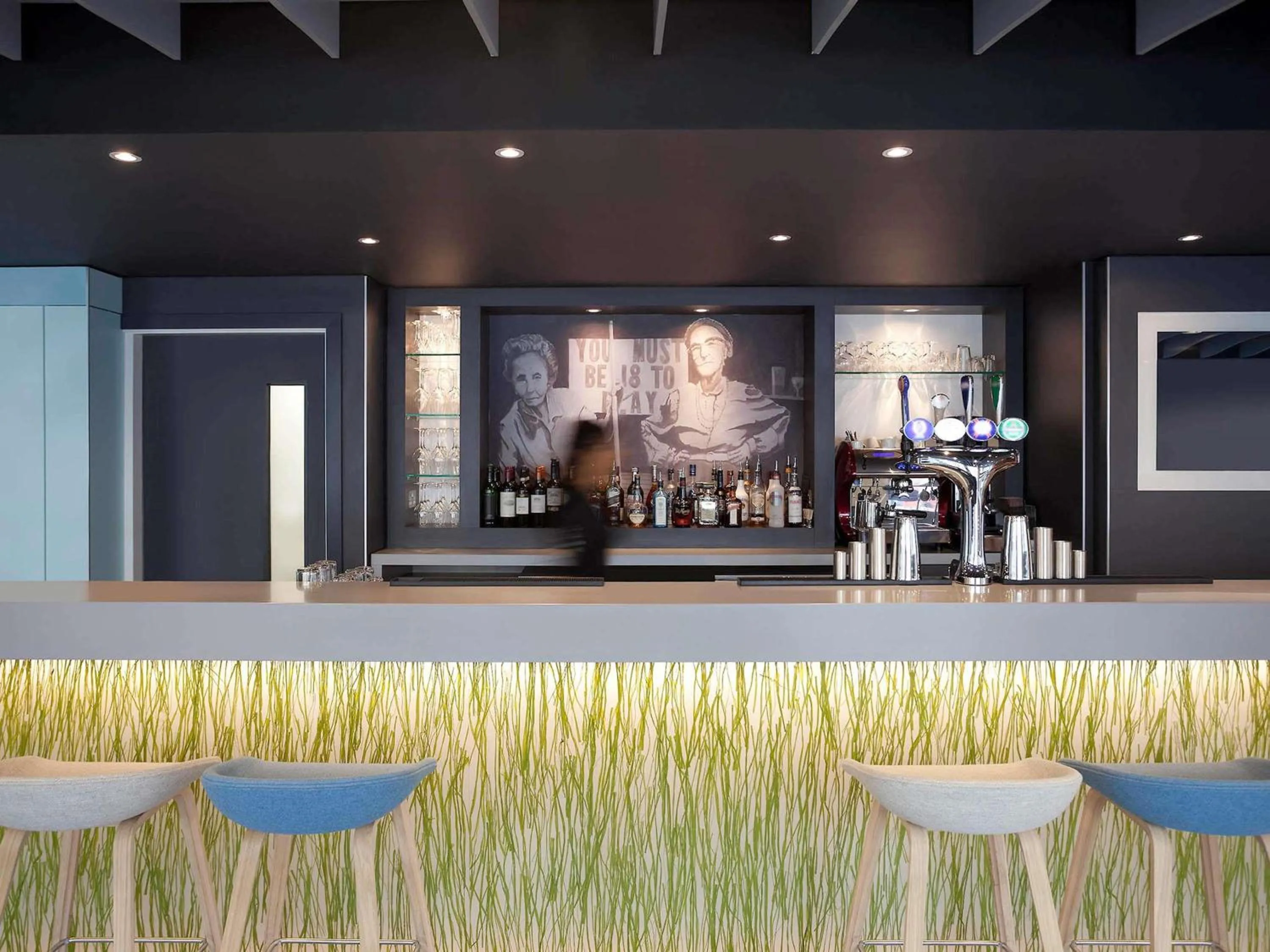 Lounge or bar in ibis Brighton City Centre - Station