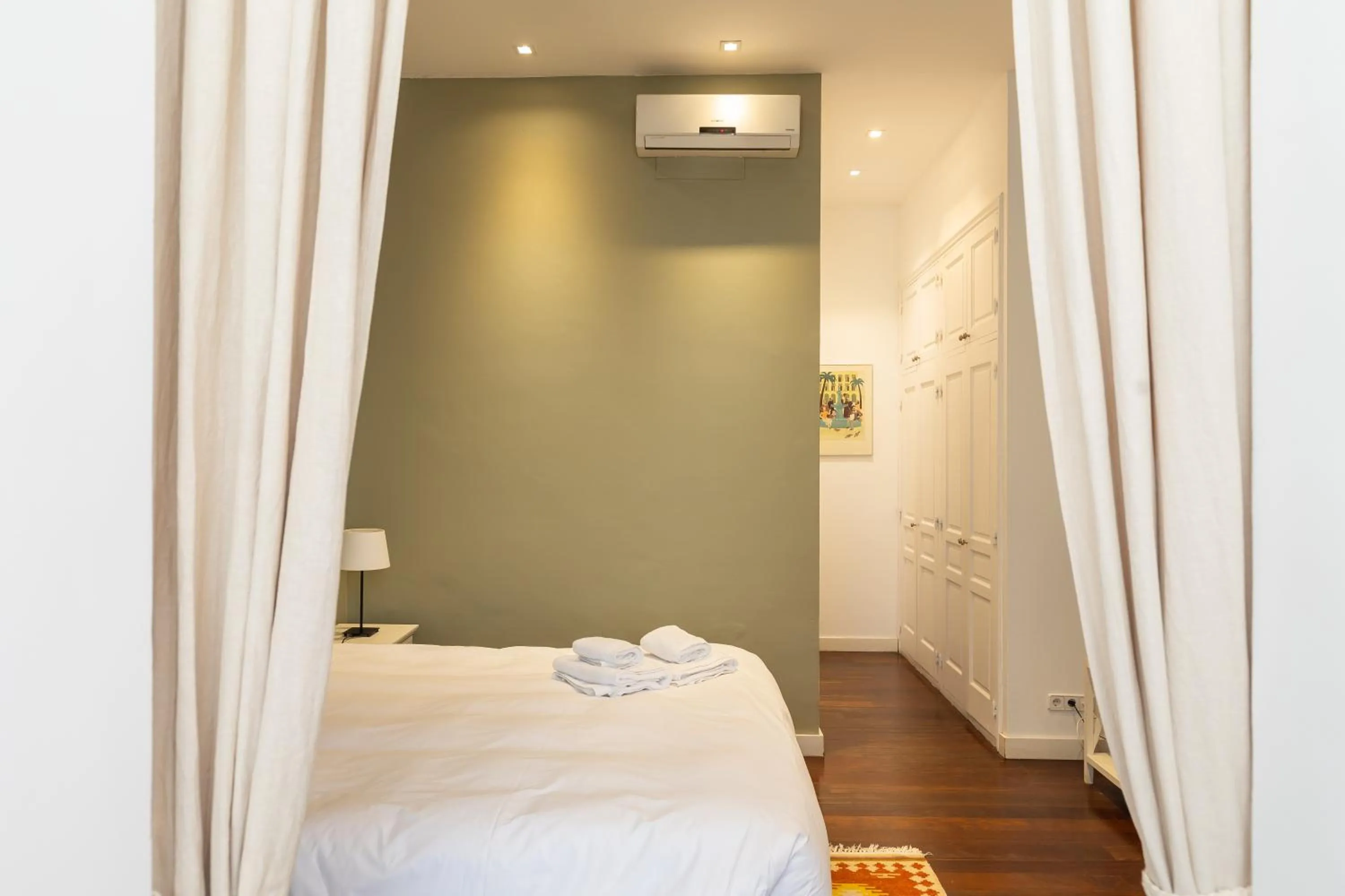 Bedroom, Bed in BCN Apartments 41