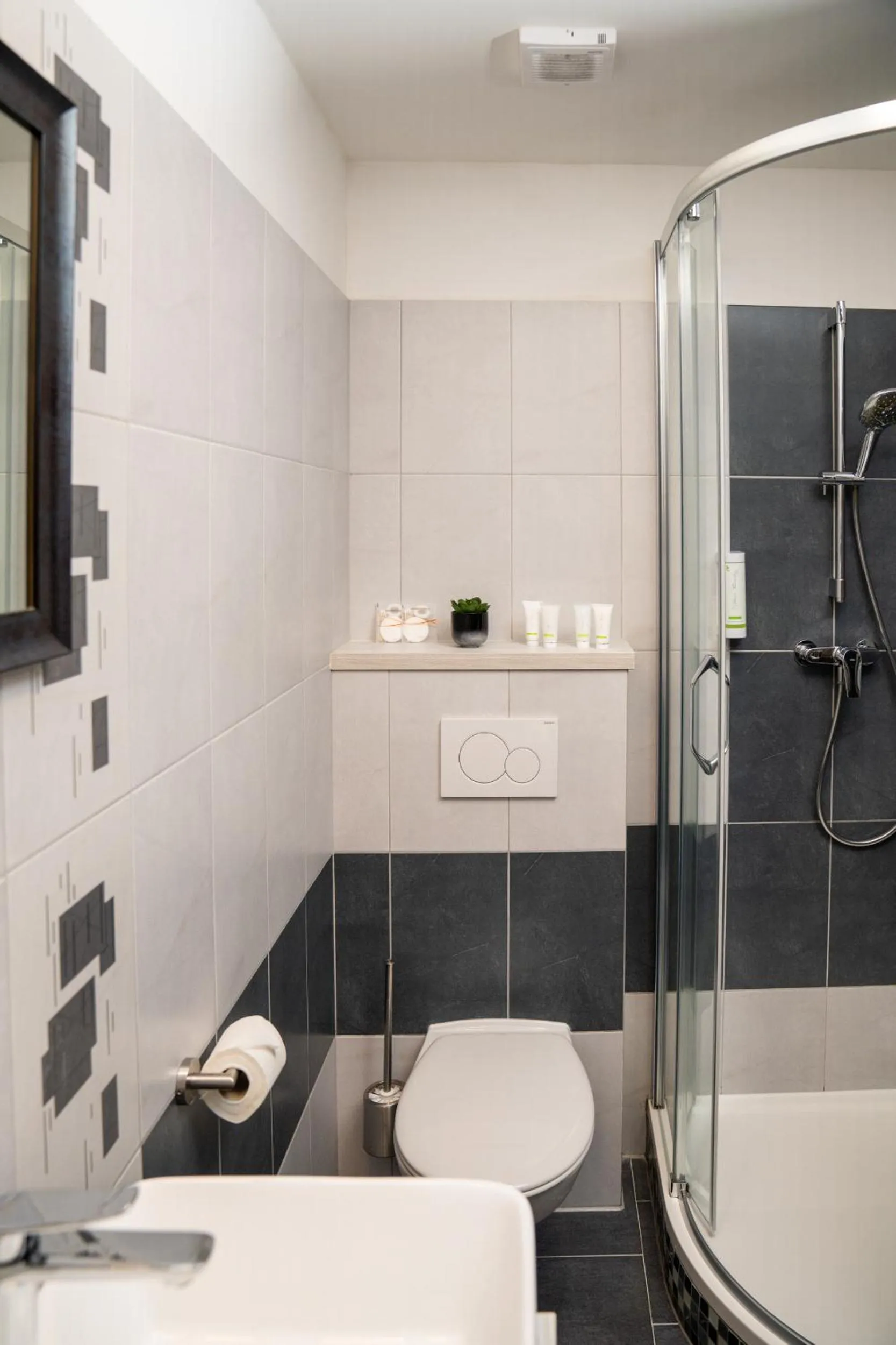 Shower in Hotel Grunt