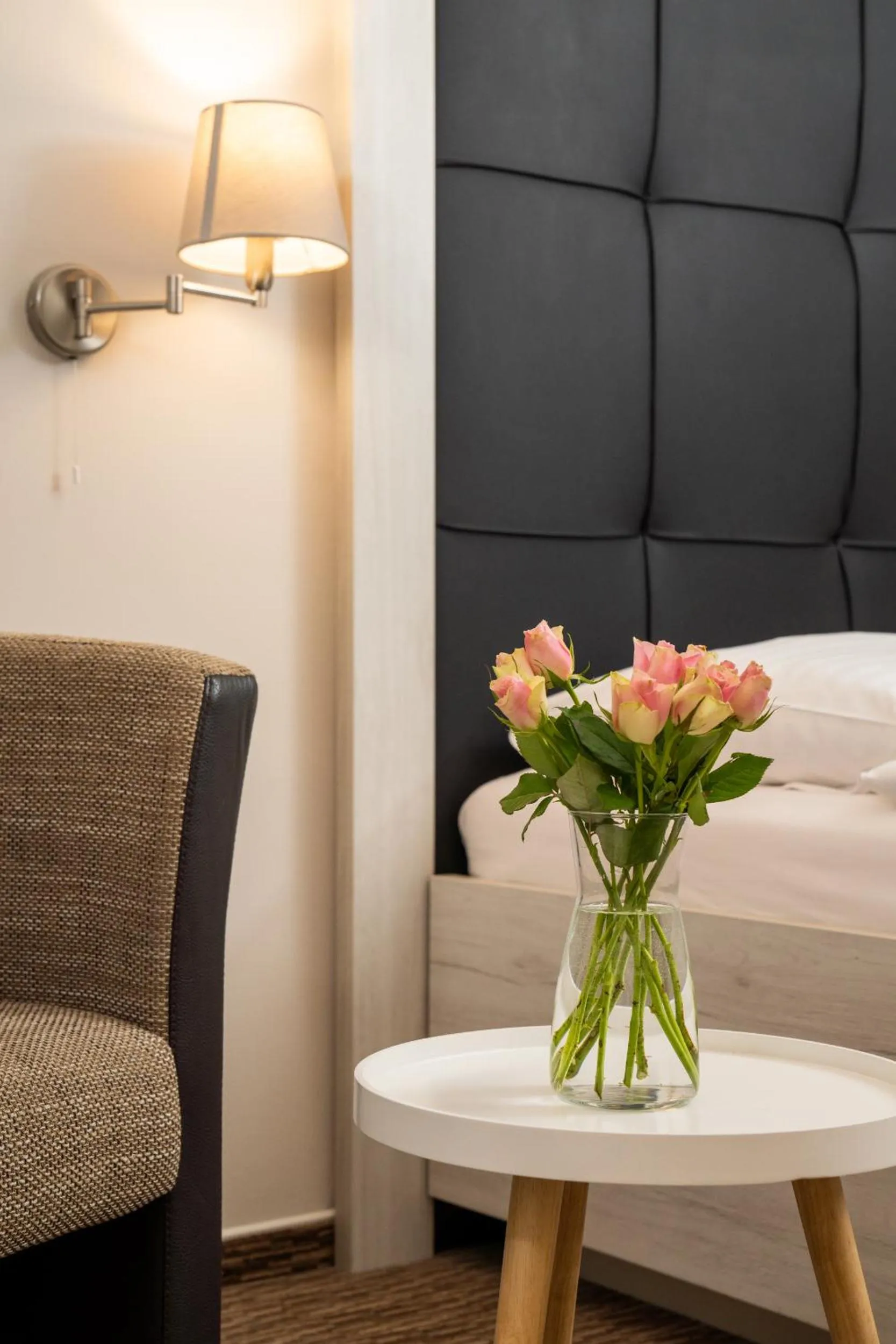 Seating area, Bed in Hotel Grunt