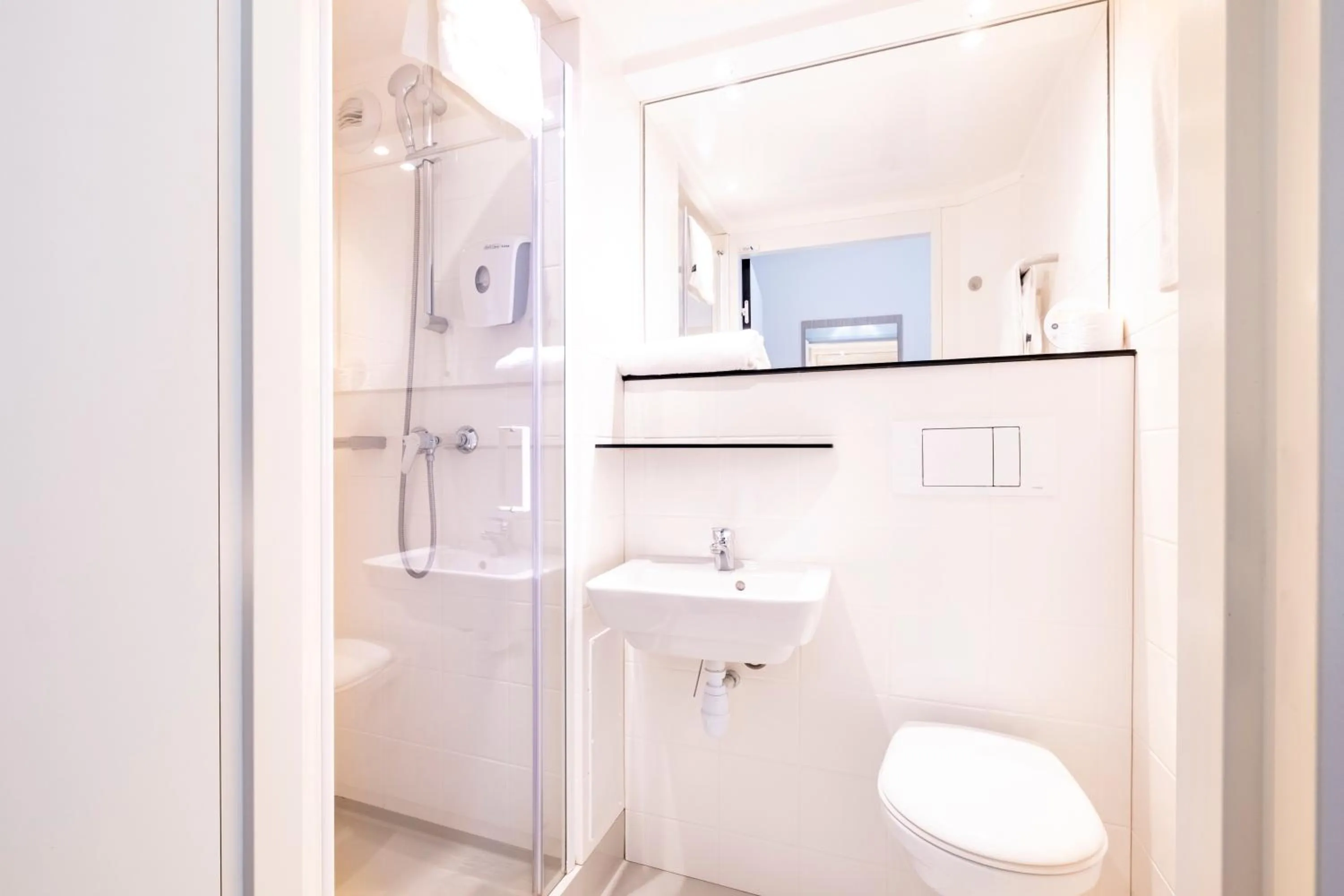 Bathroom in Première Classe Roissy - Aéroport CDG - Le Mesnil-Amelot