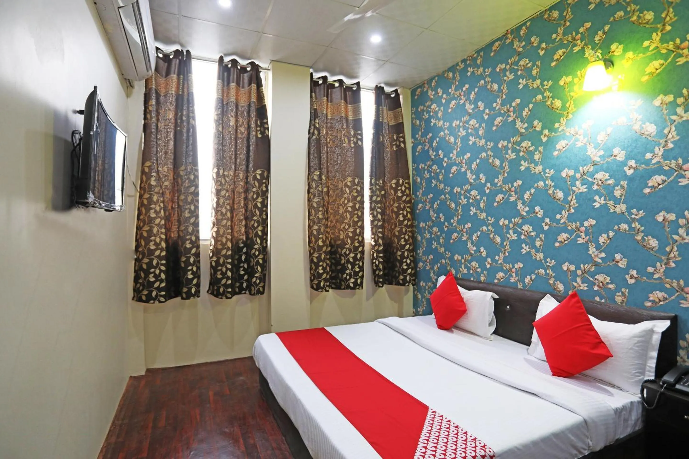 Lobby or reception, Bed in Hotel O Platinum Inn