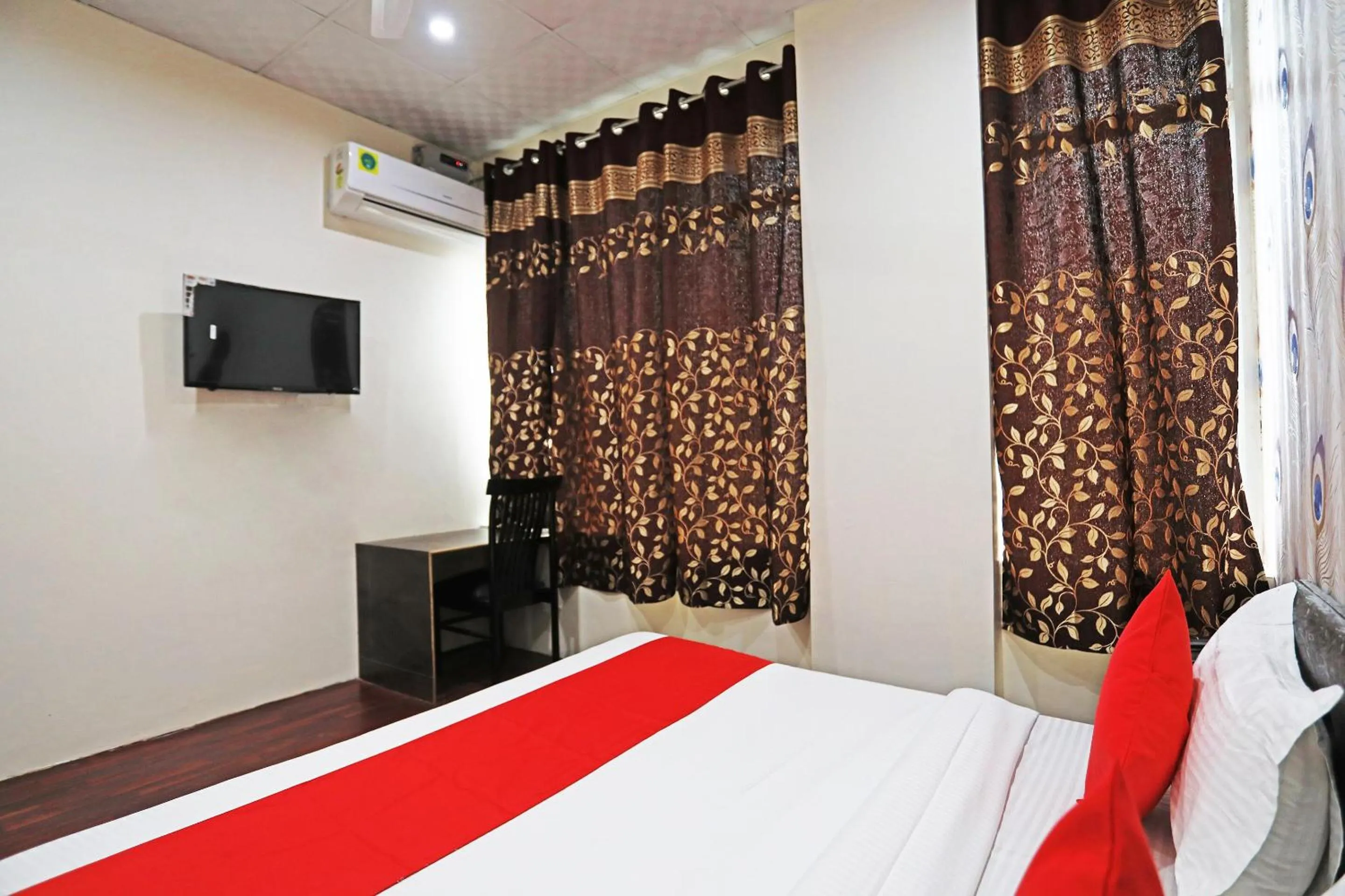 Bedroom, Bed in Hotel O Platinum Inn