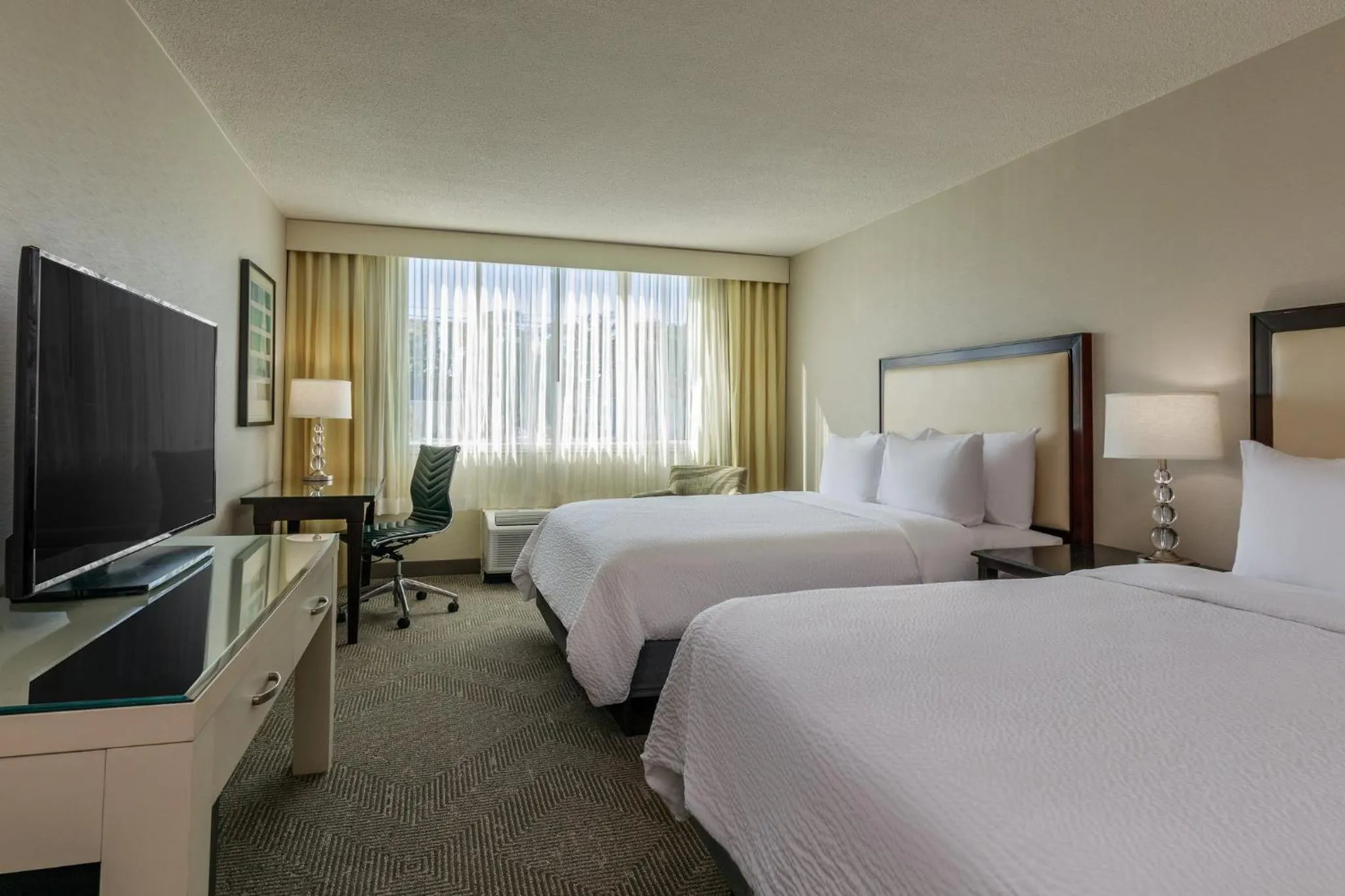 Photo of the whole room, Bed in Holiday Inn & Suites Boston Peabody by IHG