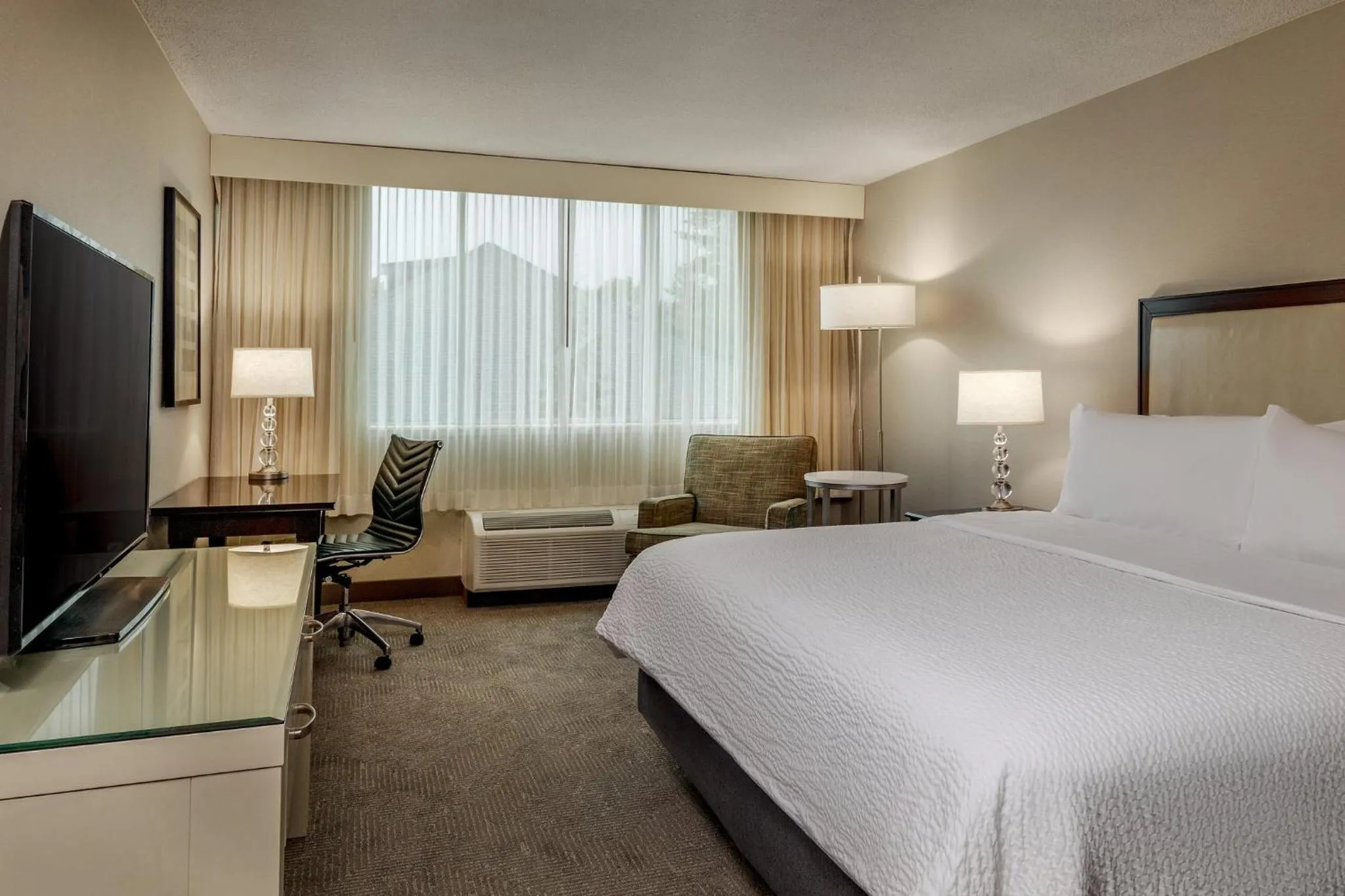 Photo of the whole room, Bed in Holiday Inn & Suites Boston Peabody by IHG