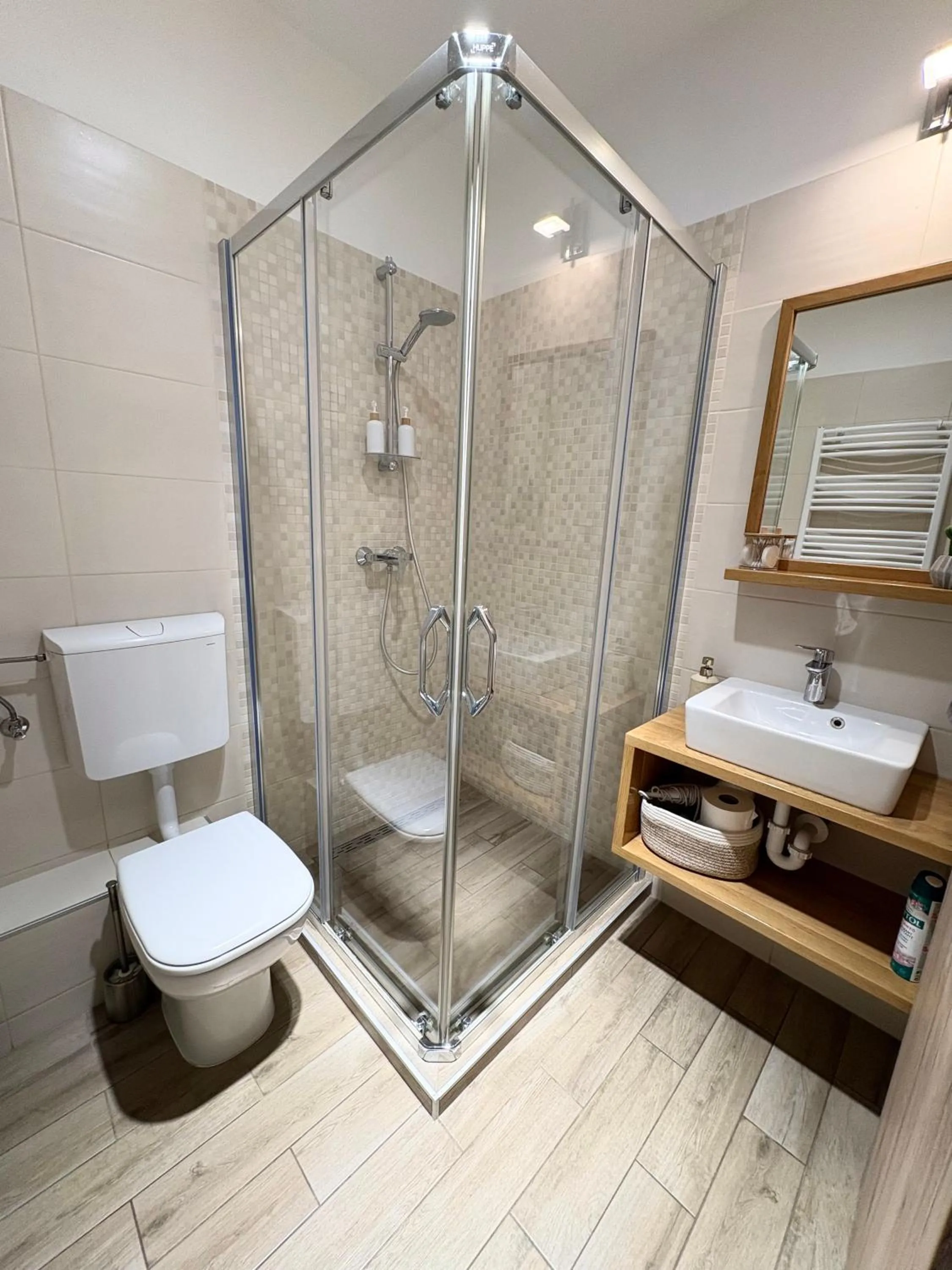 Bathroom in Budapest Airport Almáskert Panzió