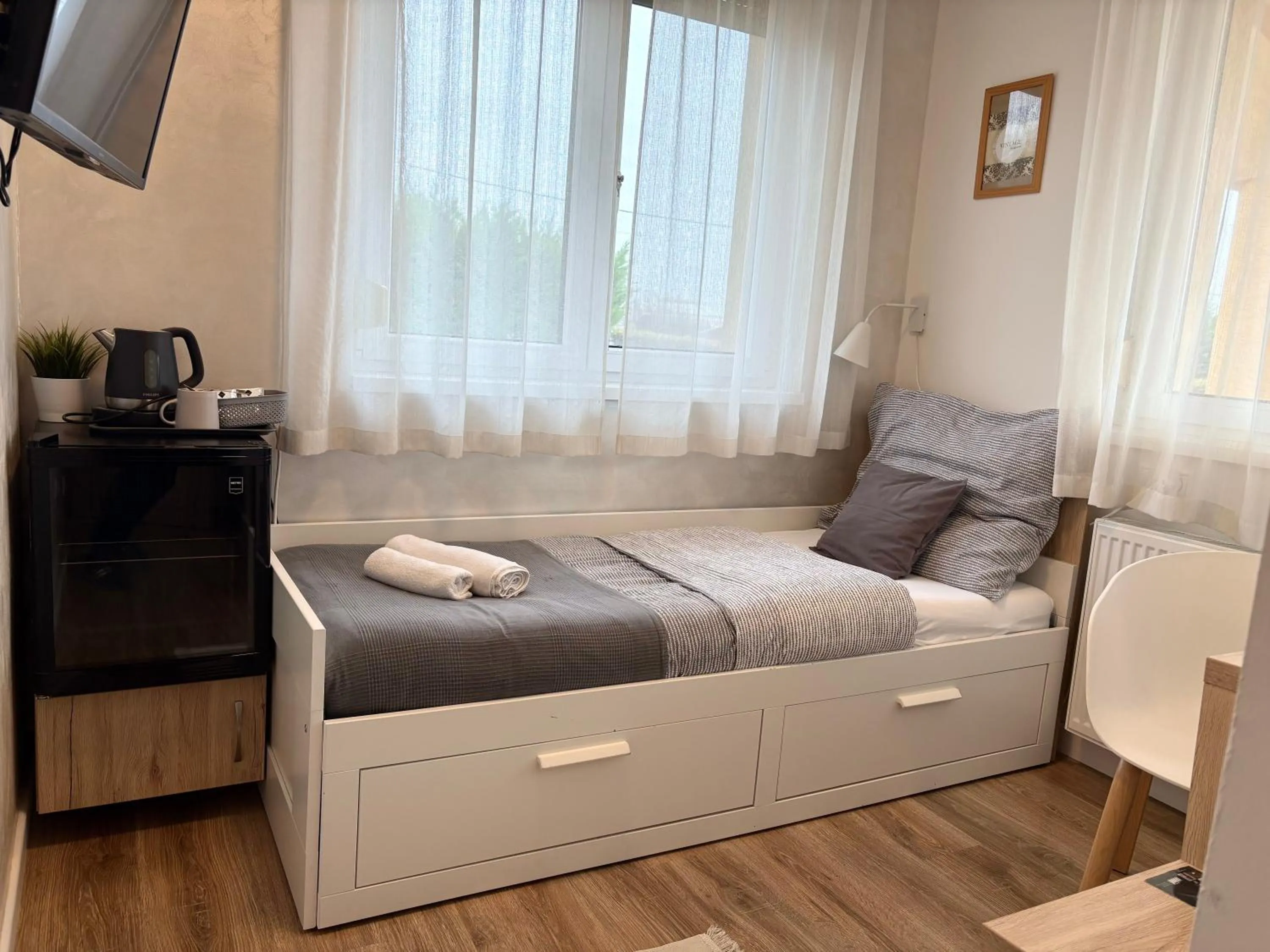 Bedroom, Bed in Budapest Airport Almáskert Panzió