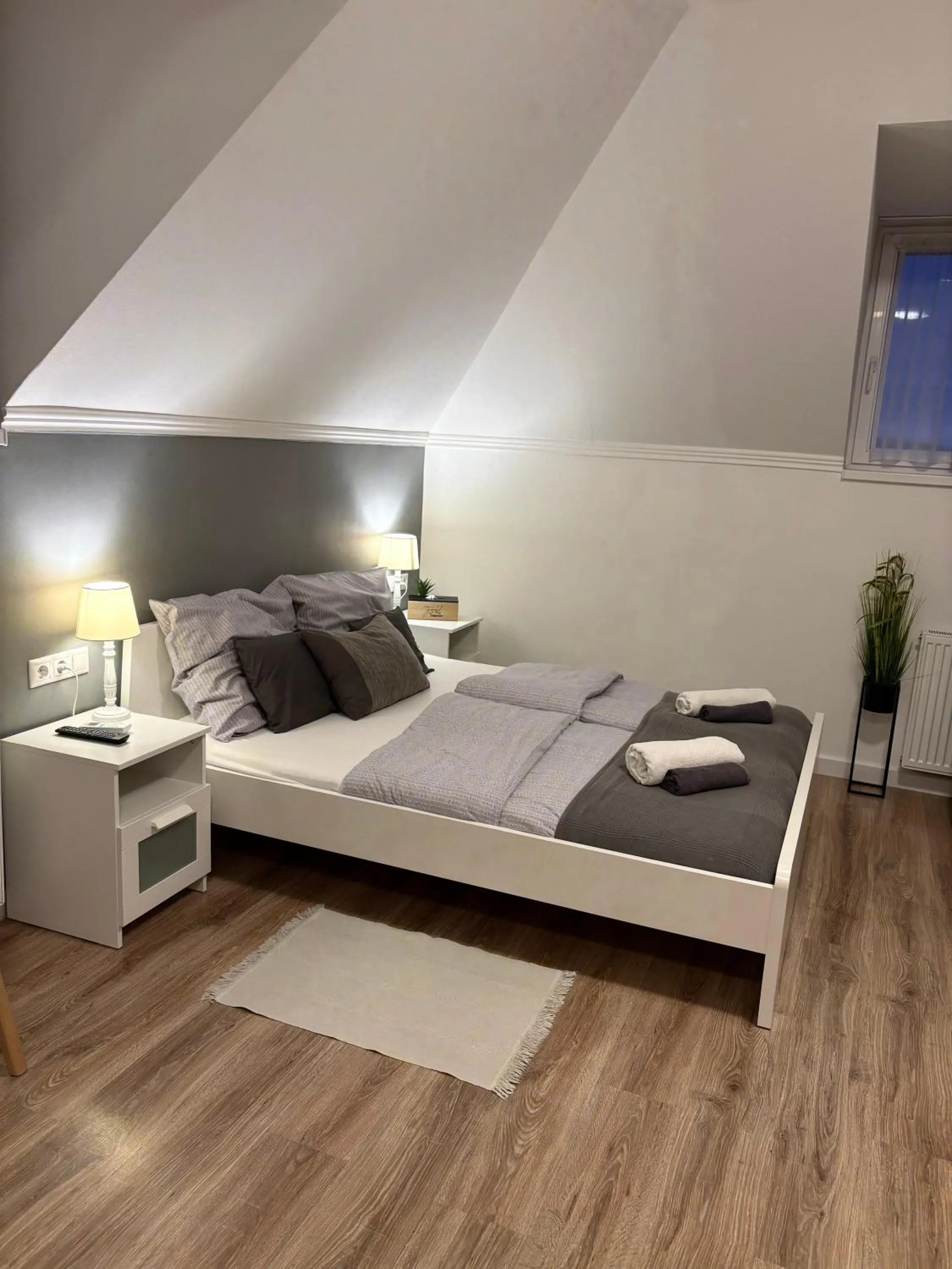 Bed in Budapest Airport Almáskert Panzió