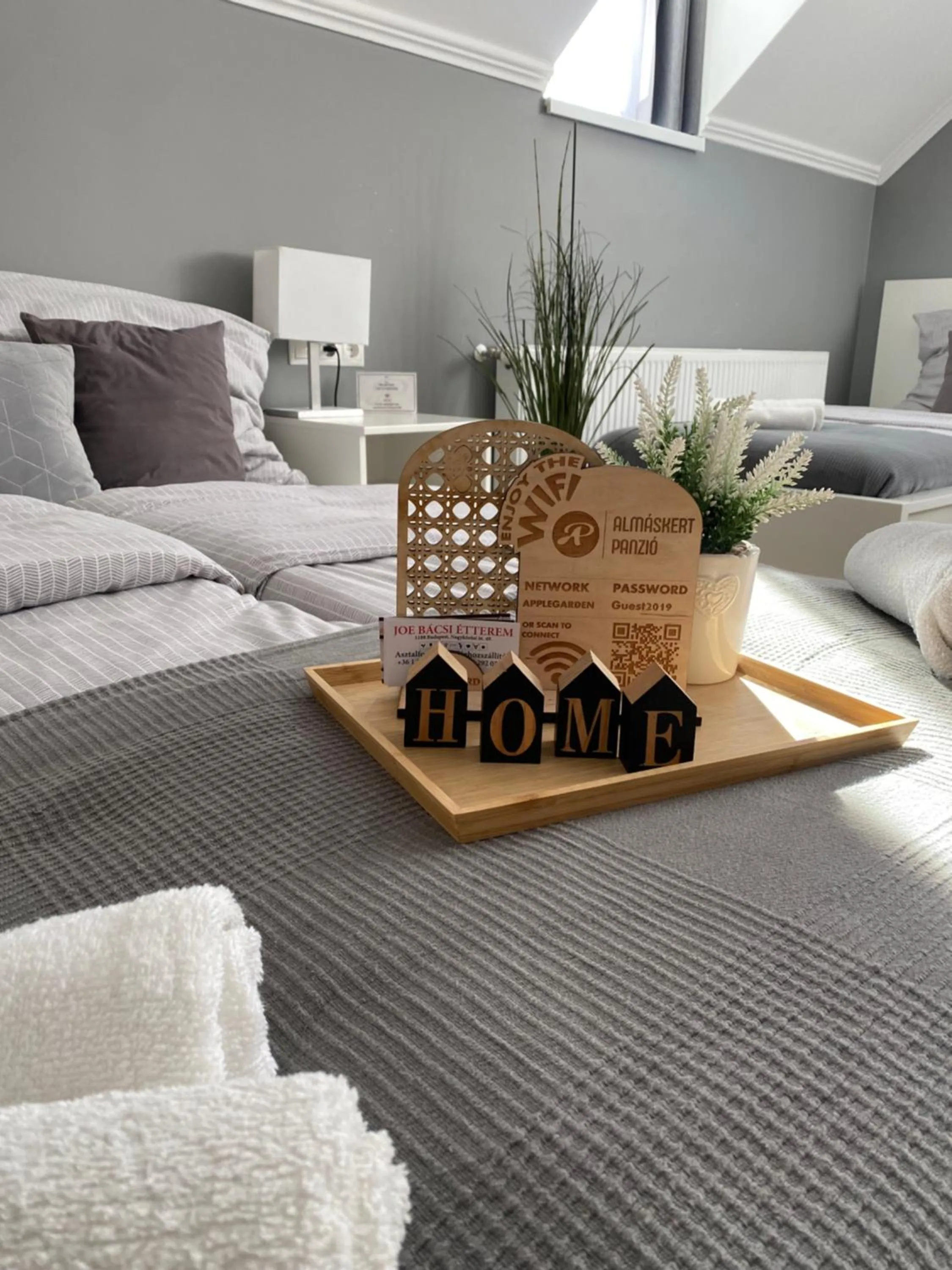 Bed in Budapest Airport Almáskert Panzió