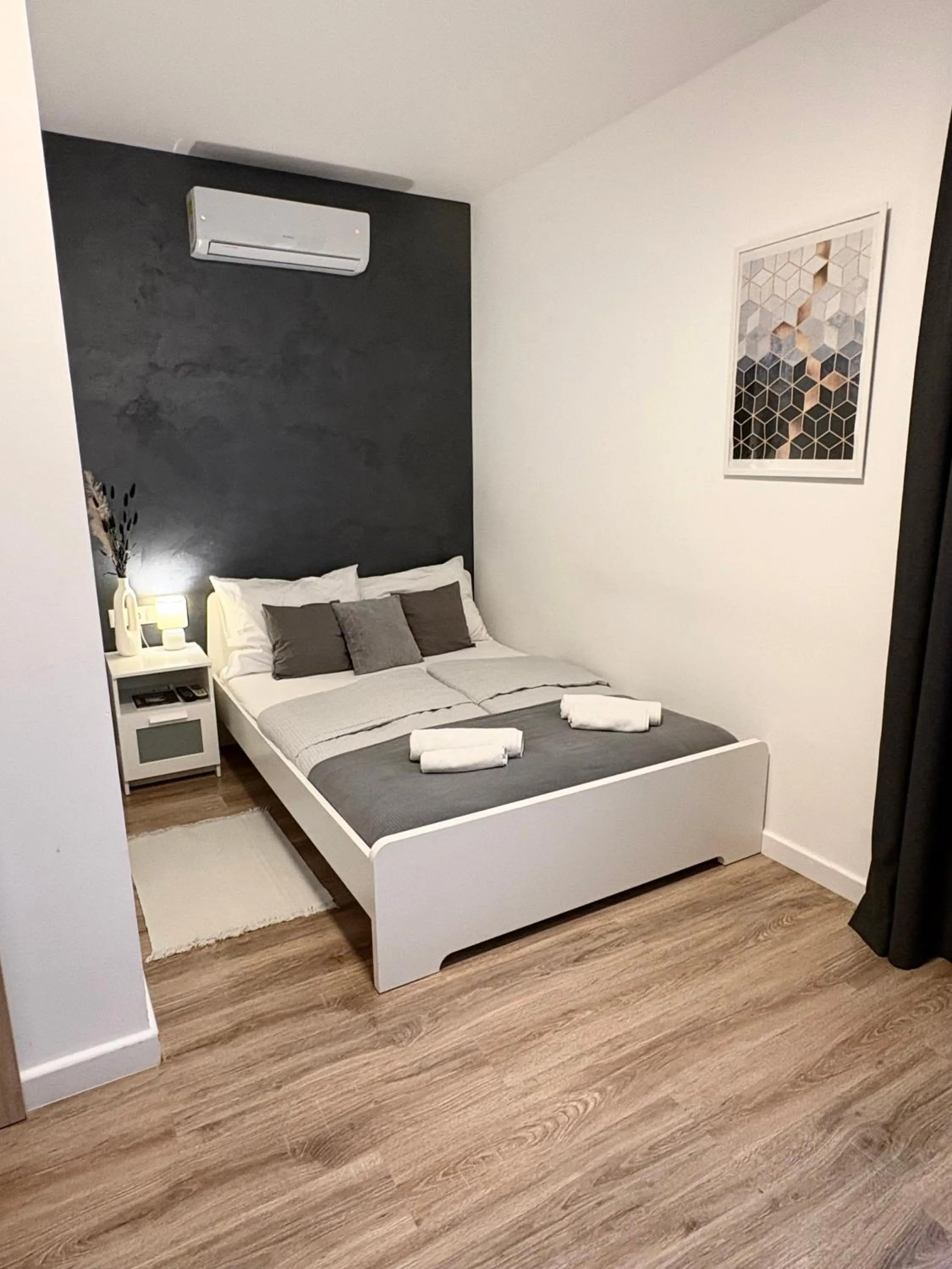 Bed in Budapest Airport Almáskert Panzió