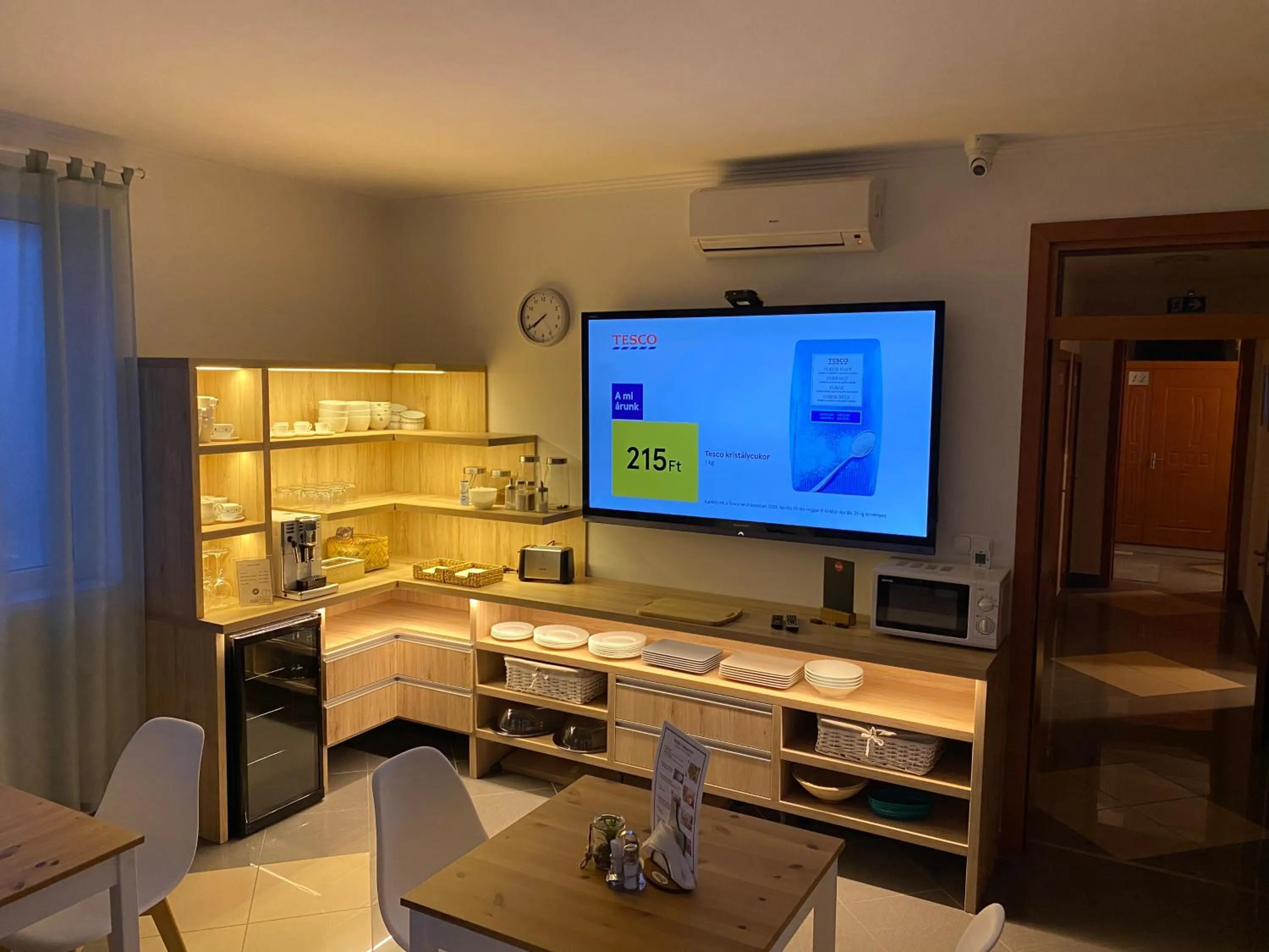 Dining area in Budapest Airport Almáskert Panzió