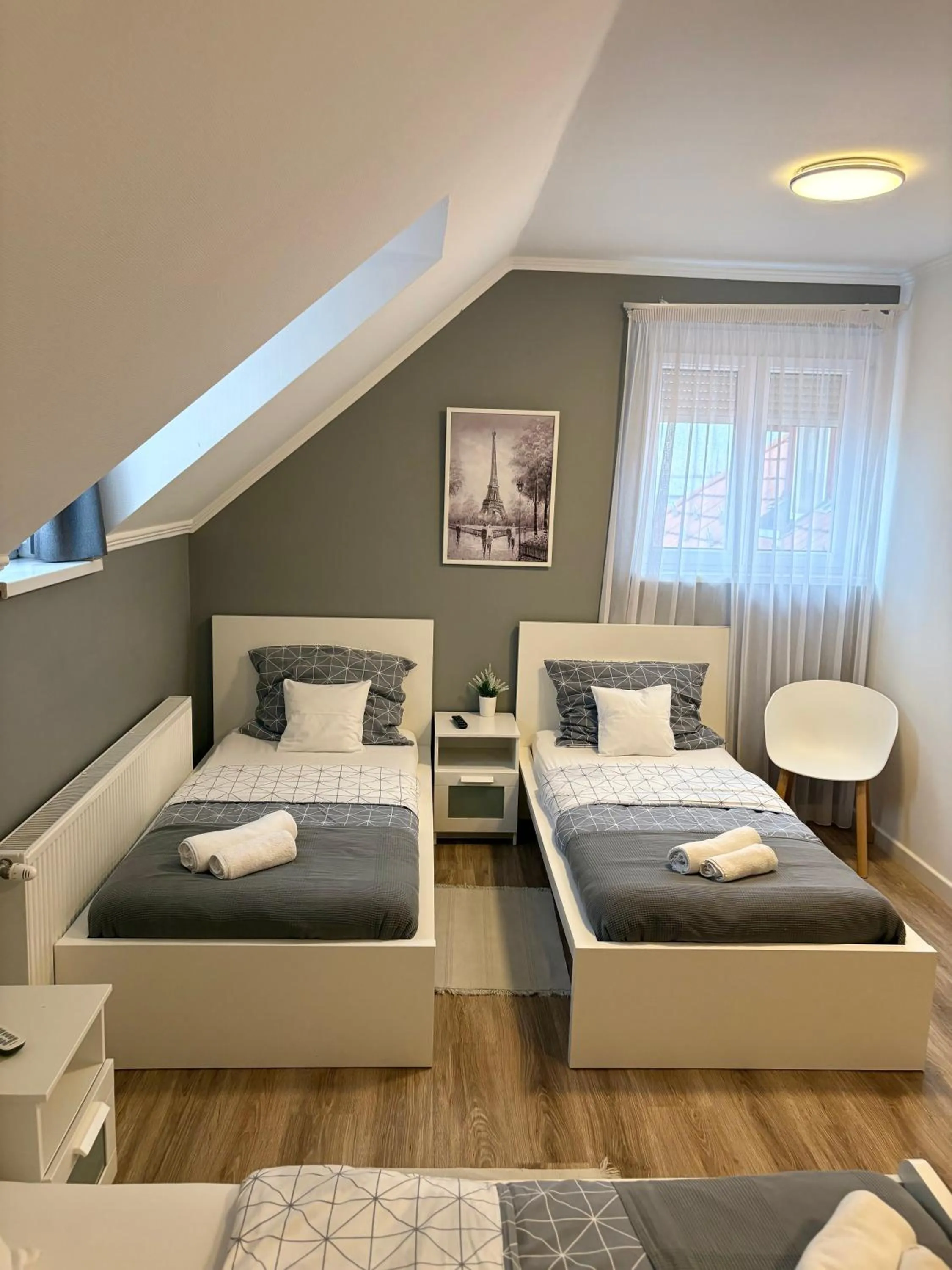 Bed in Budapest Airport Almáskert Panzió