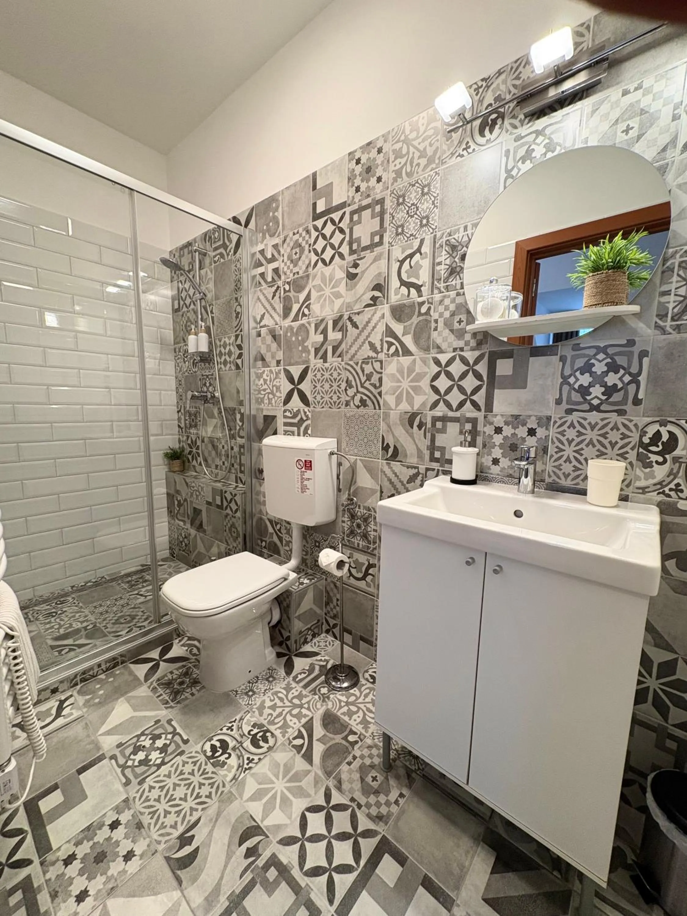 Shower in Budapest Airport Almáskert Panzió