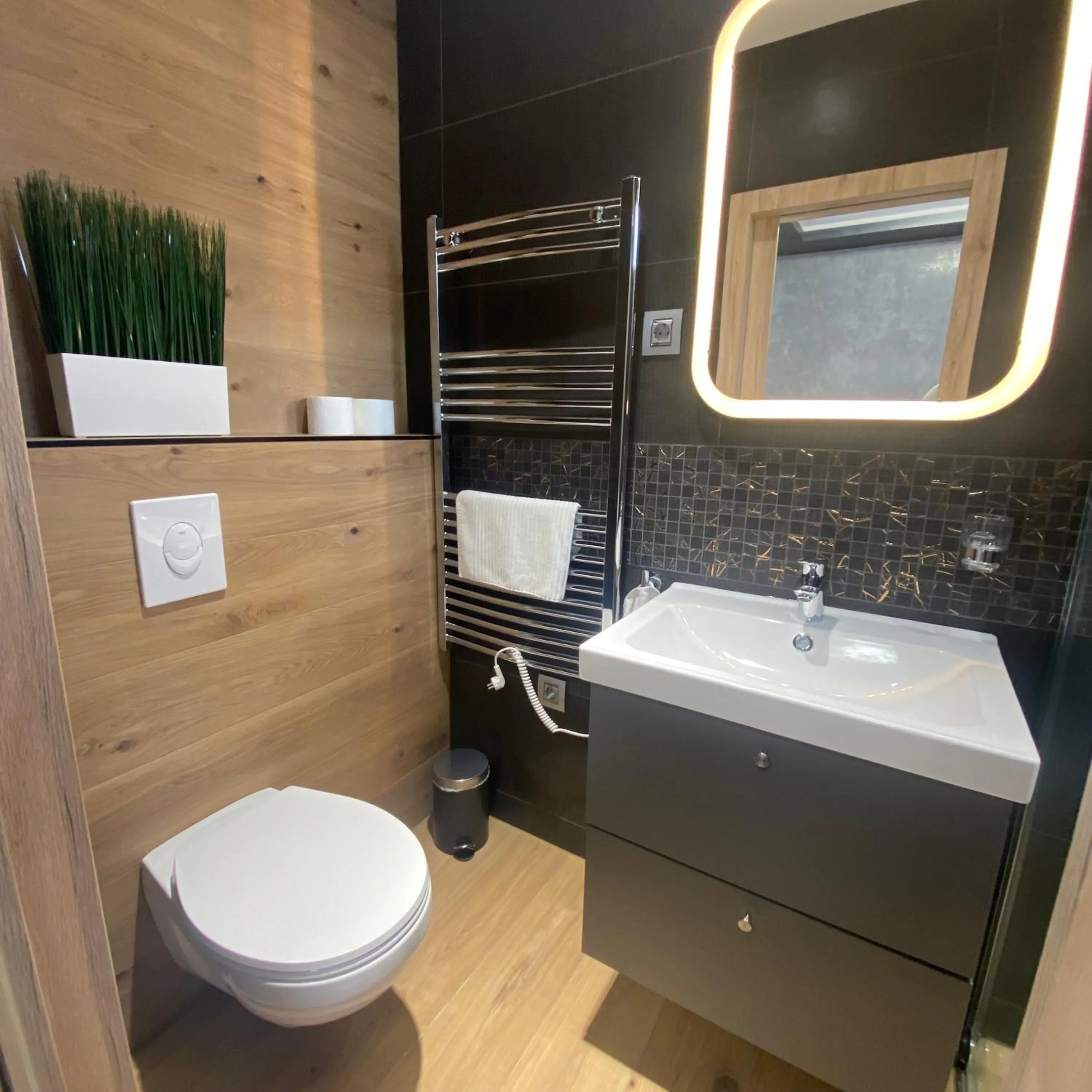 Shower in Budapest Airport Almáskert Panzió