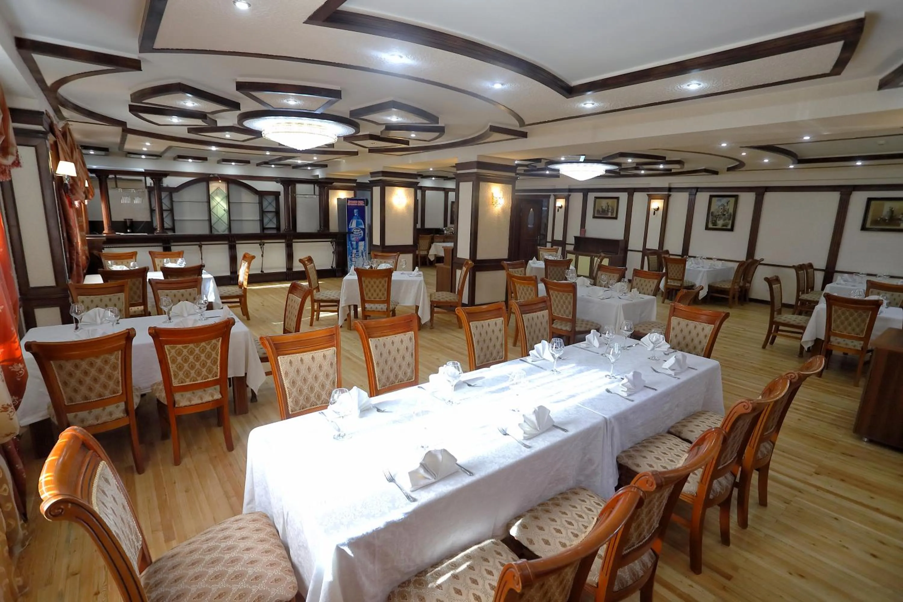 Restaurant/places to eat in VIARDO Hotel