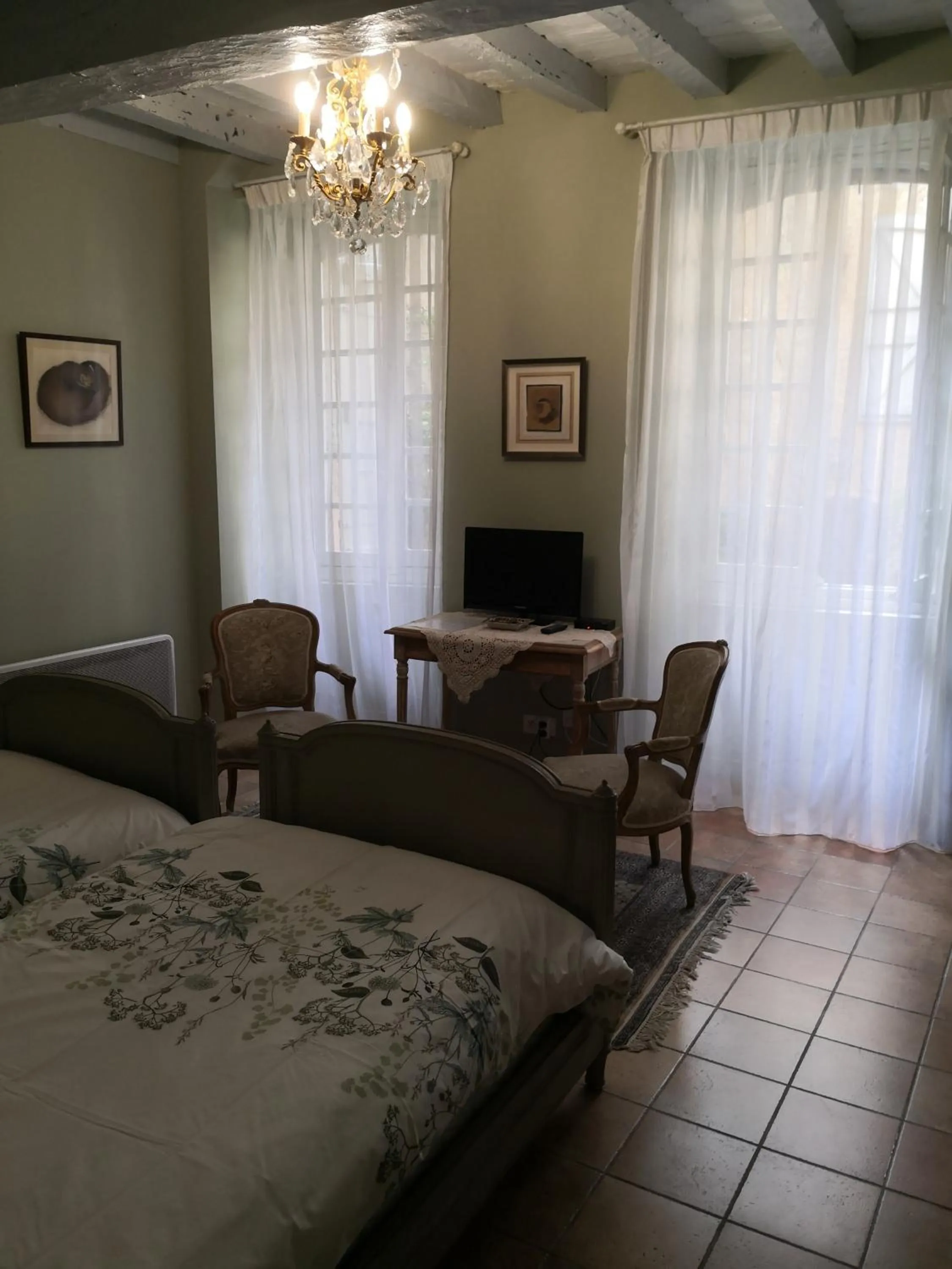 Photo of the whole room, Bed in Les Chambres de L'Horloge