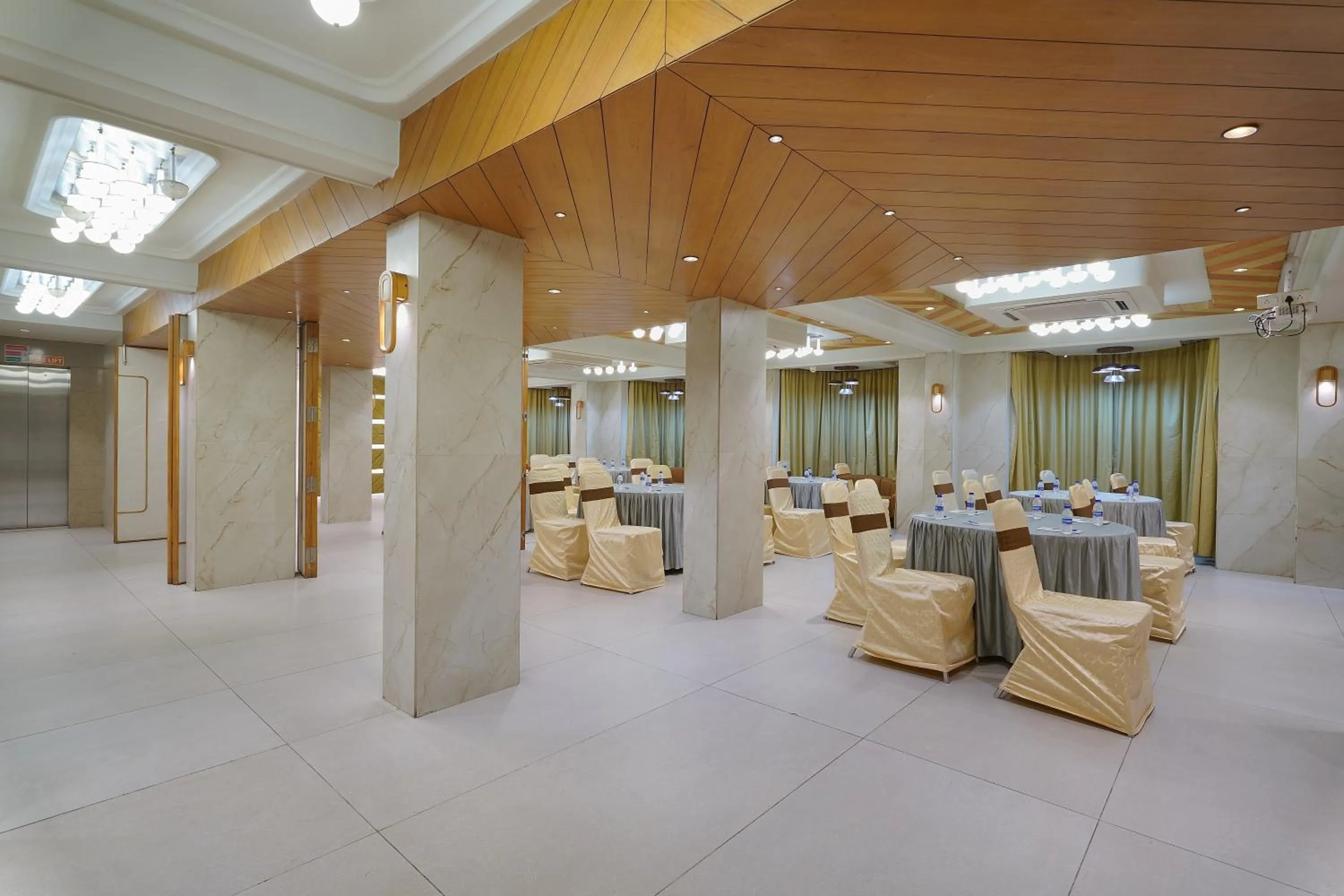 Meeting/conference room in Artilla Inn