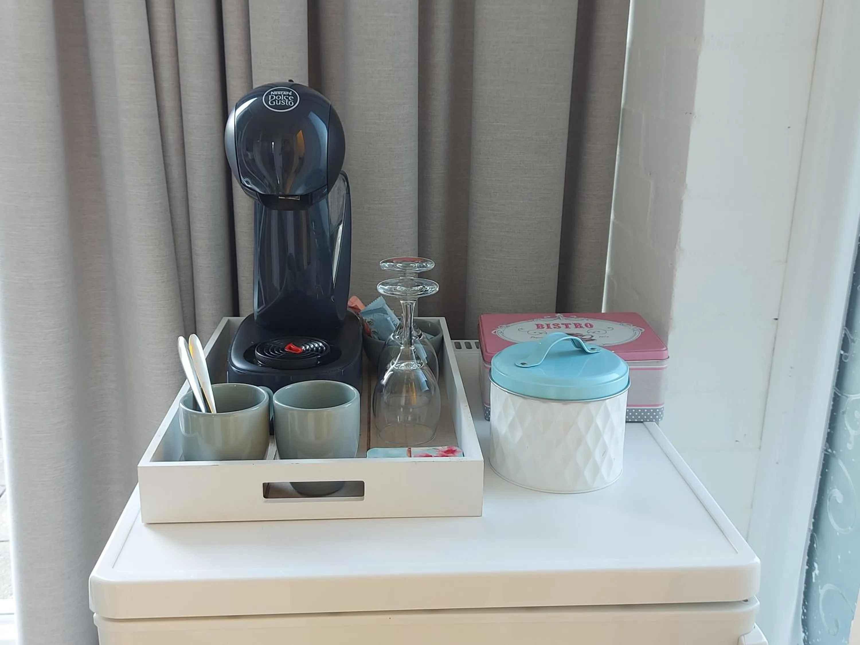 Coffee/tea facilities in Bed & Breakfast de Koepeltjes