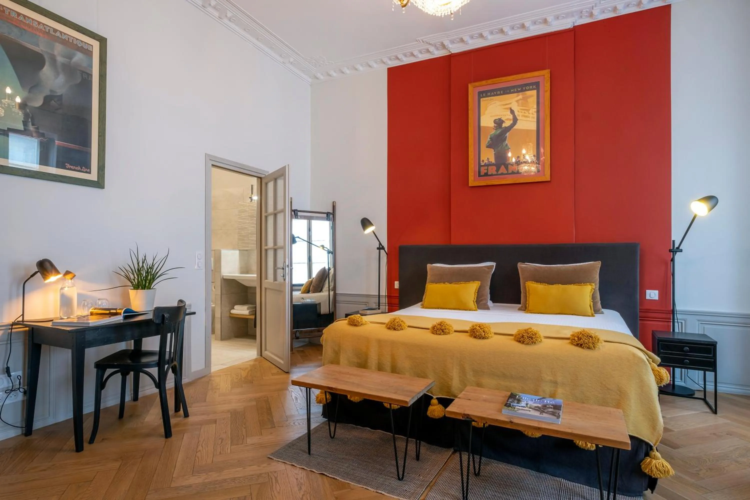 Bed in Escale Rochelaise B&B, SPA bain nordique et sauna tonneau