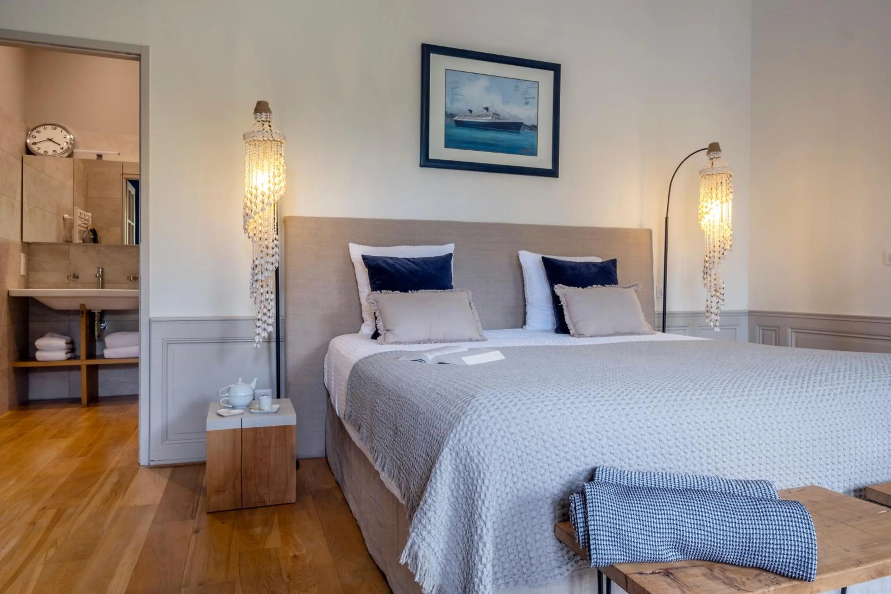 Bathroom in Escale Rochelaise B&B, SPA bain nordique et sauna tonneau