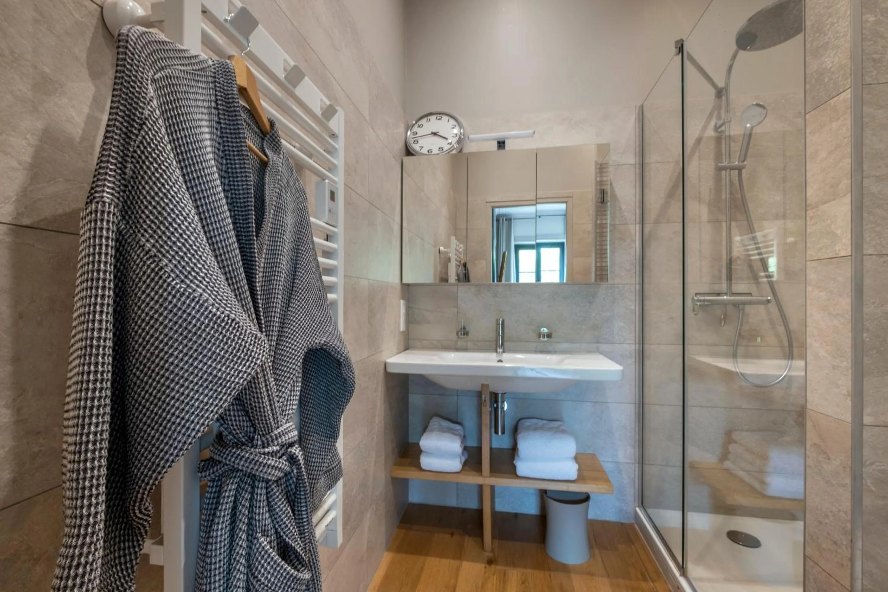 Bathroom in Escale Rochelaise B&B, SPA bain nordique et sauna tonneau