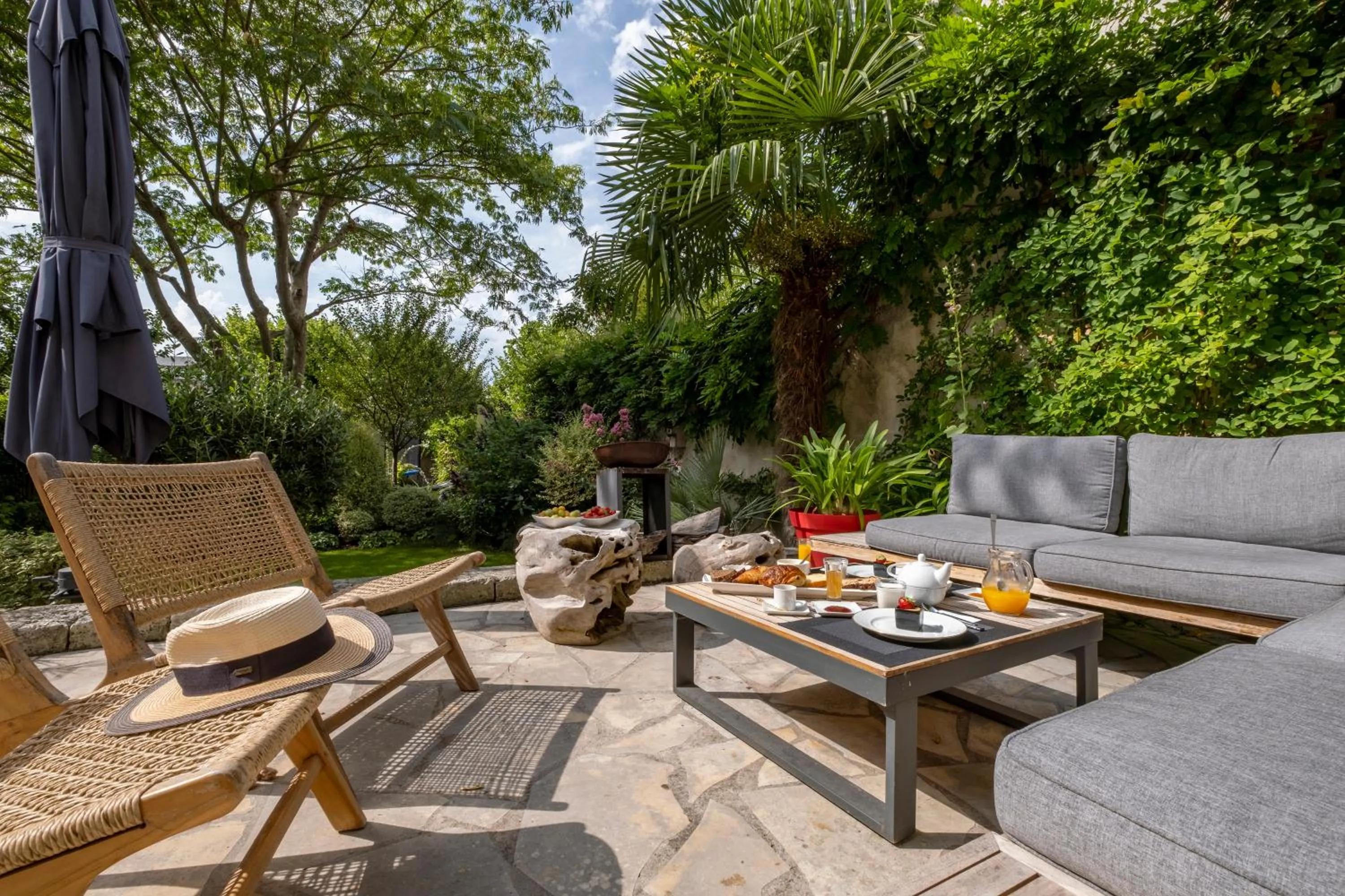 Patio in Escale Rochelaise B&B, SPA bain nordique et sauna tonneau