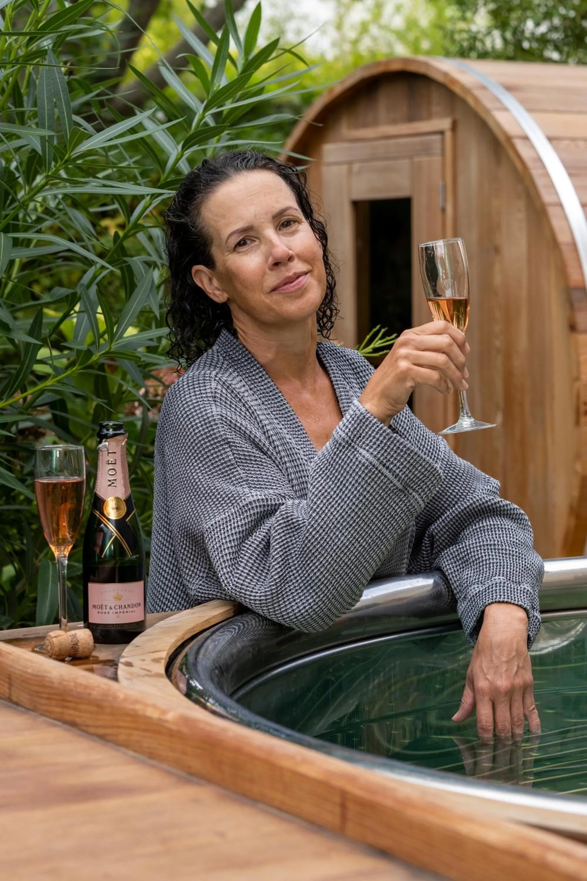 Staff in Escale Rochelaise B&B, SPA bain nordique et sauna tonneau