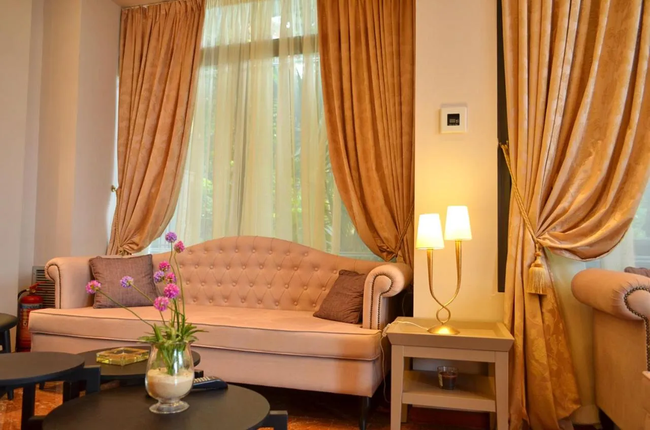 Living room in Olympic Hotel