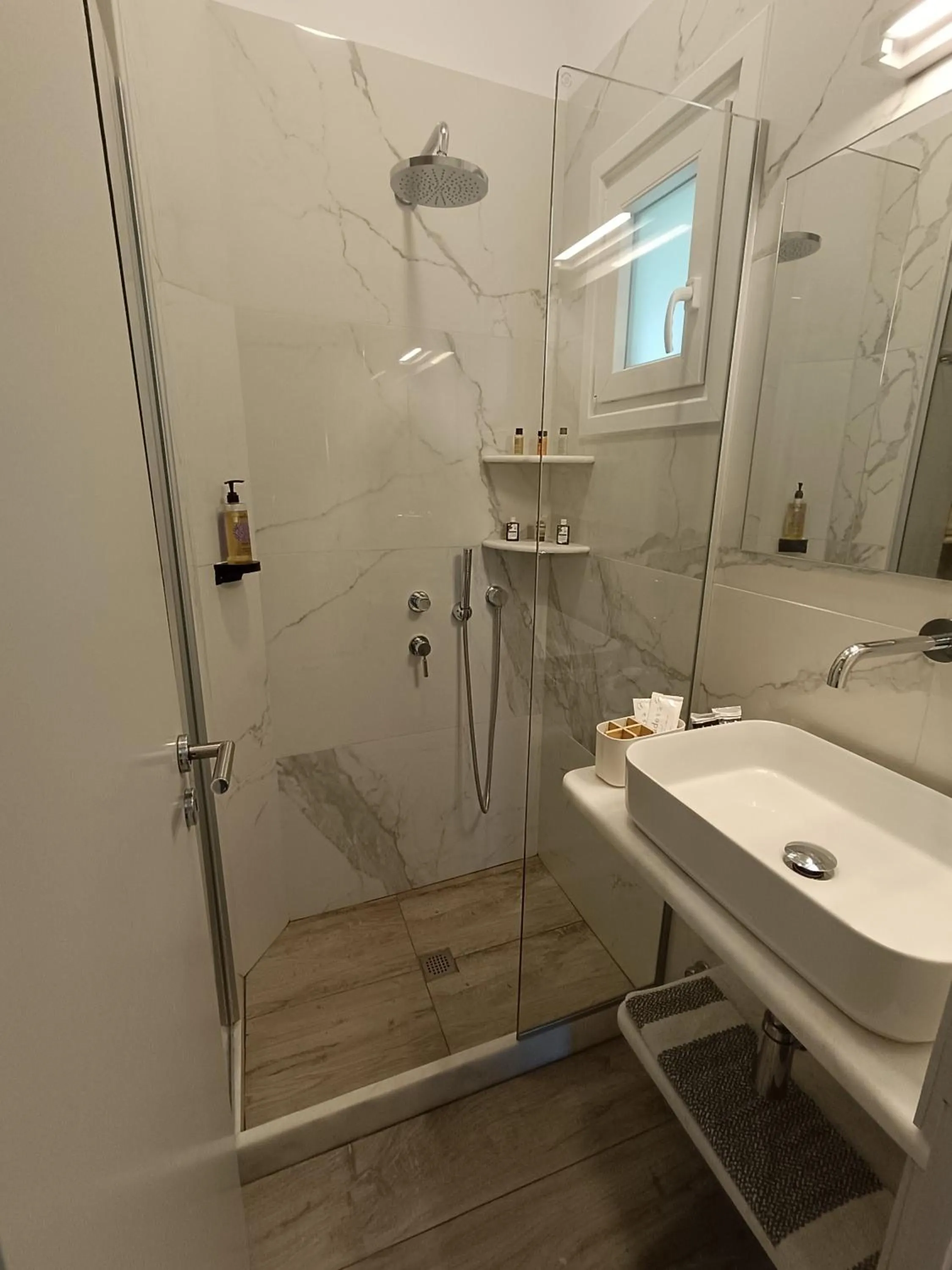 Shower in Cyclades Studios