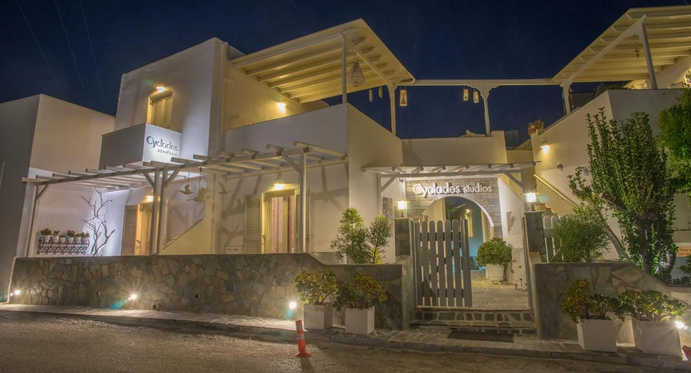 Facade/entrance in Cyclades Studios