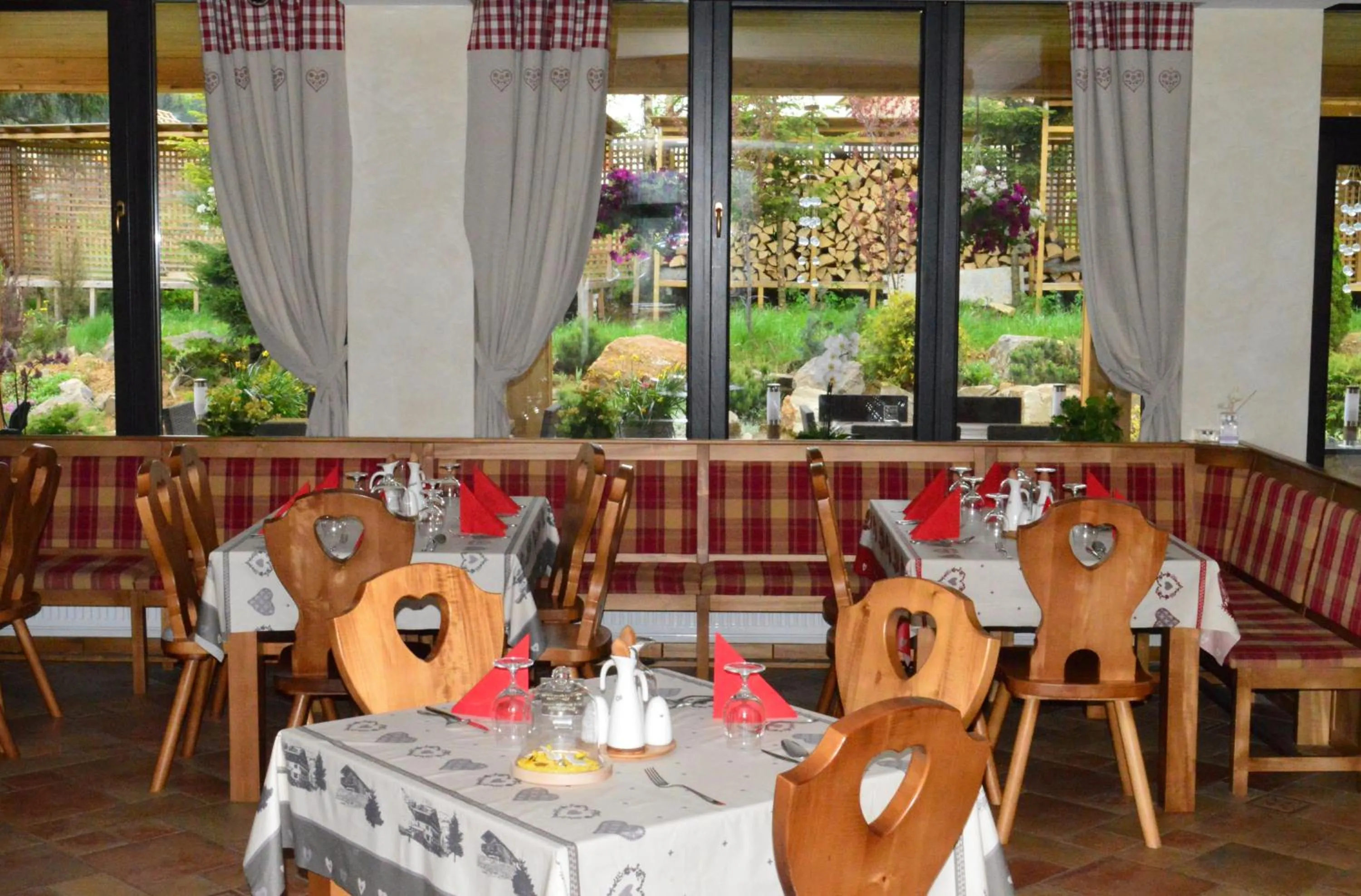 Restaurant/places to eat in Domeniul Dornei