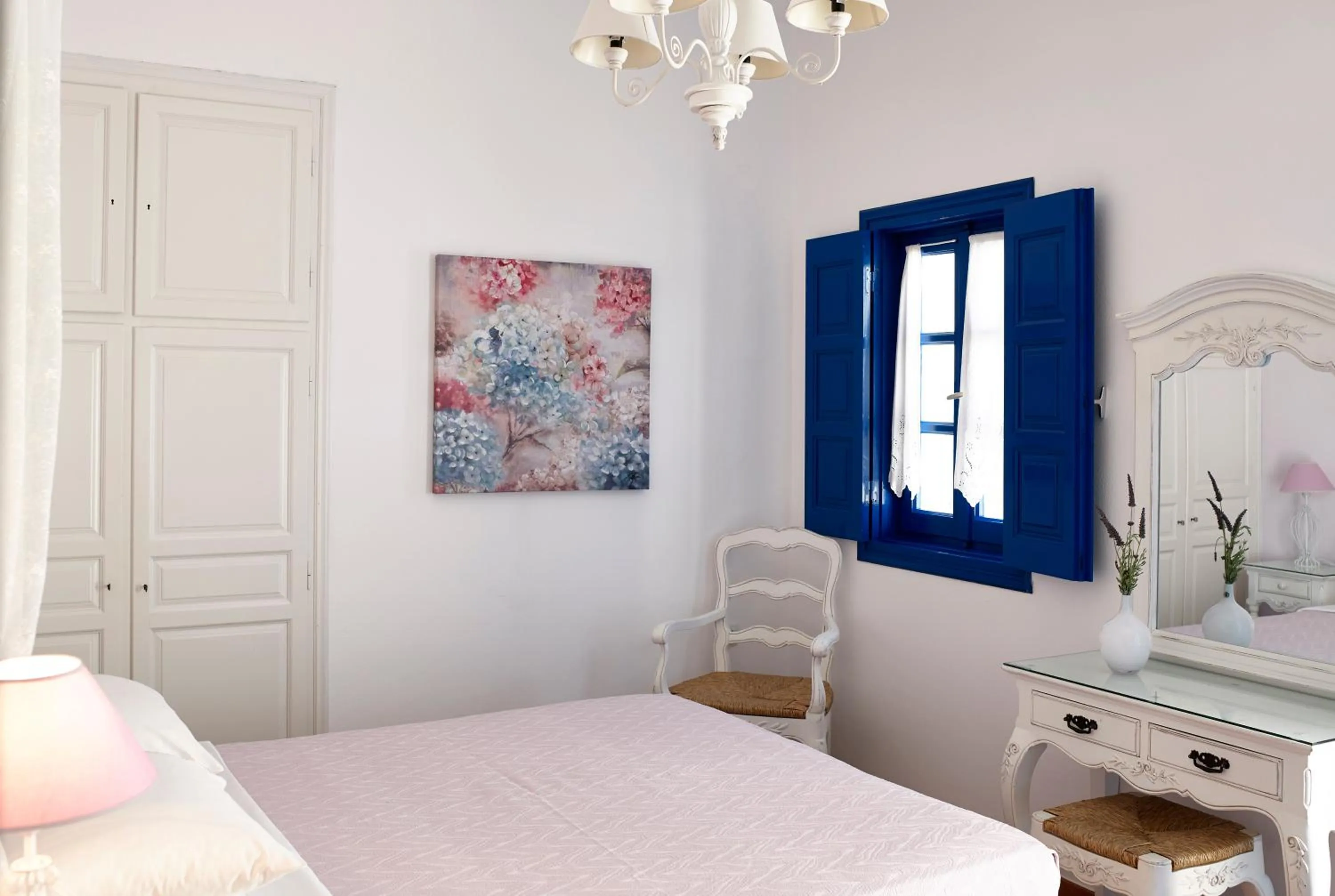 Bed in Folegandros Apartments