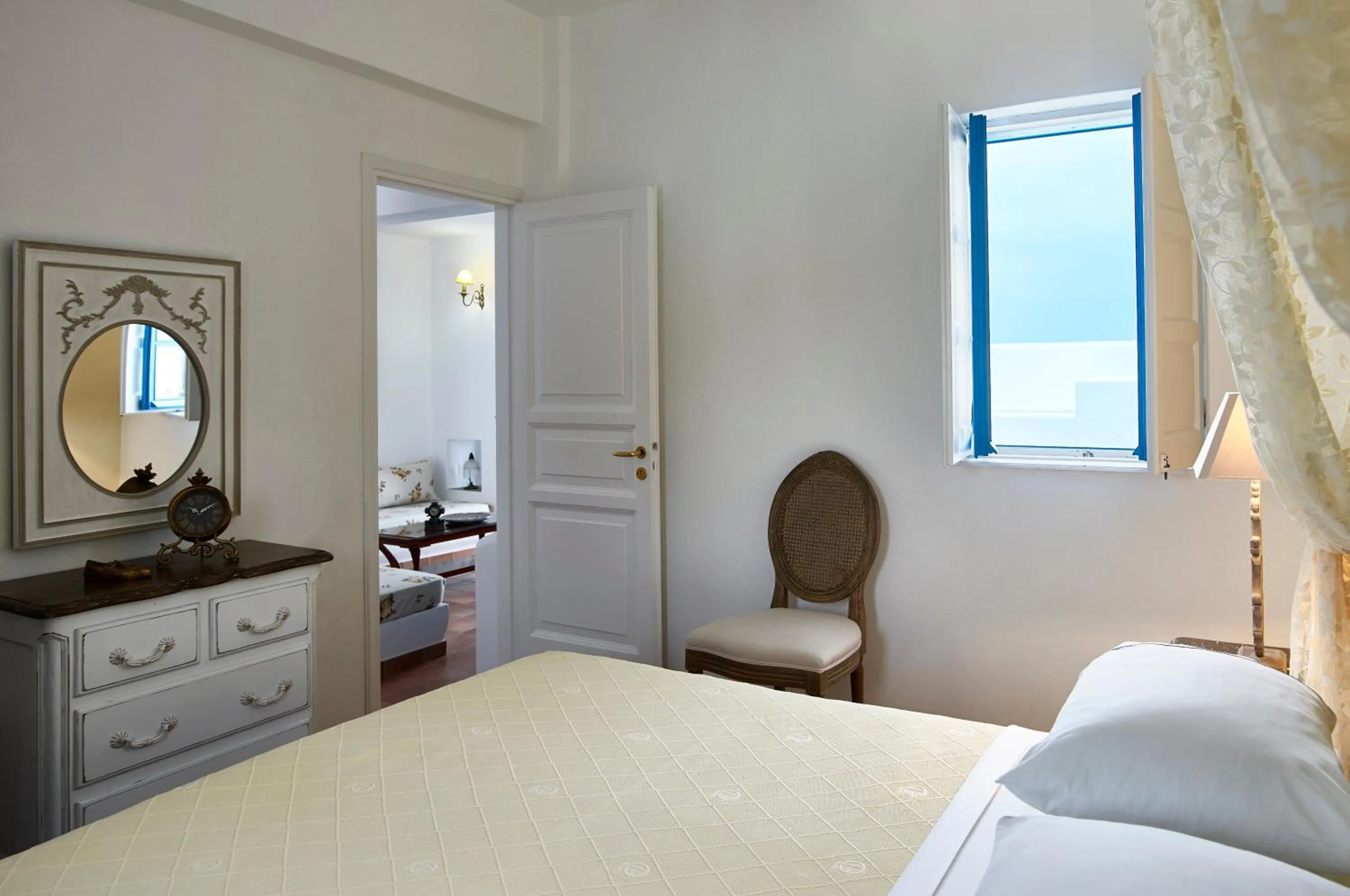 Bed in Folegandros Apartments