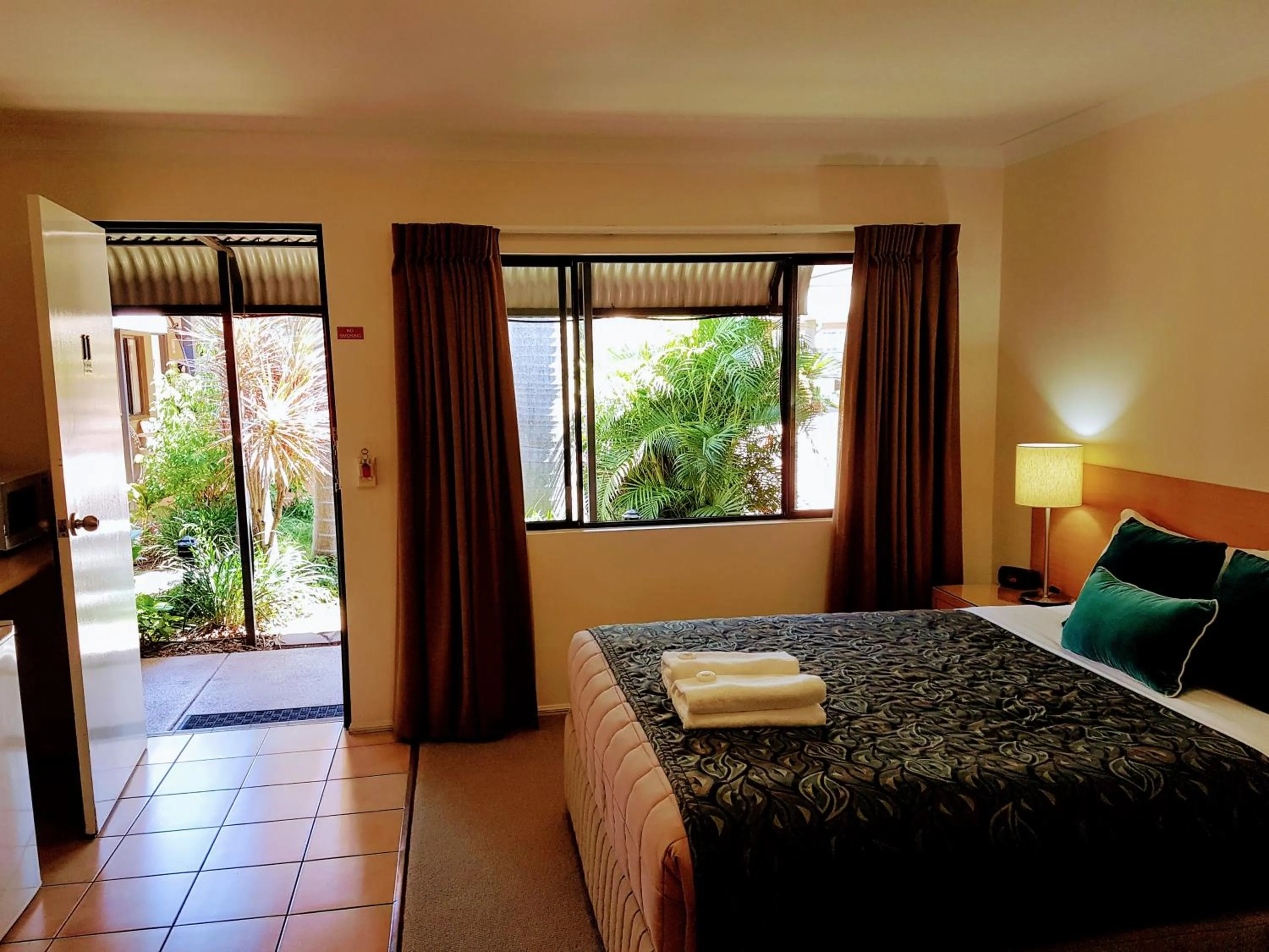 Photo of the whole room, Bed in Rockhampton Palms Motor Inn