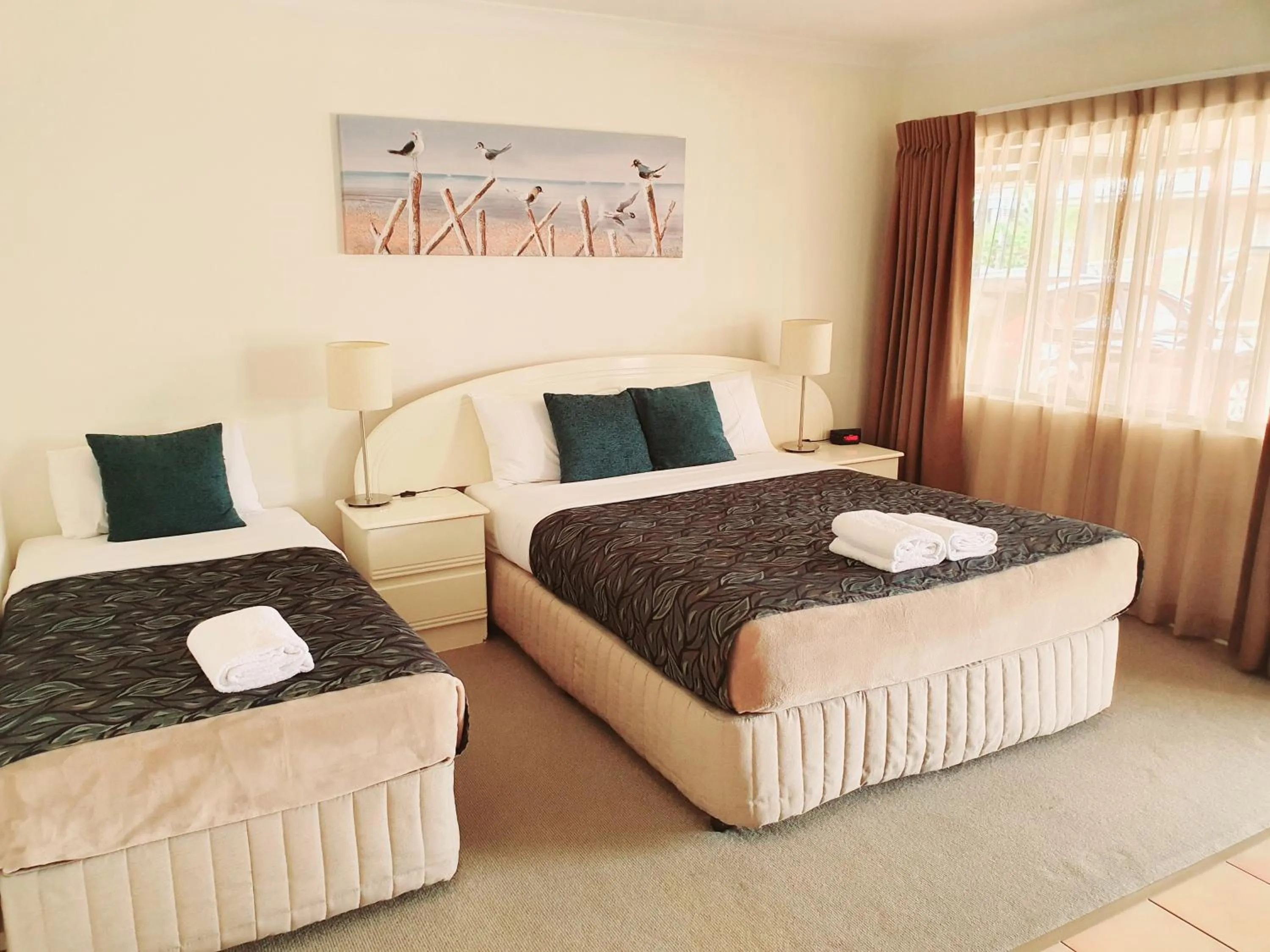 Bedroom, Bed in Rockhampton Palms Motor Inn