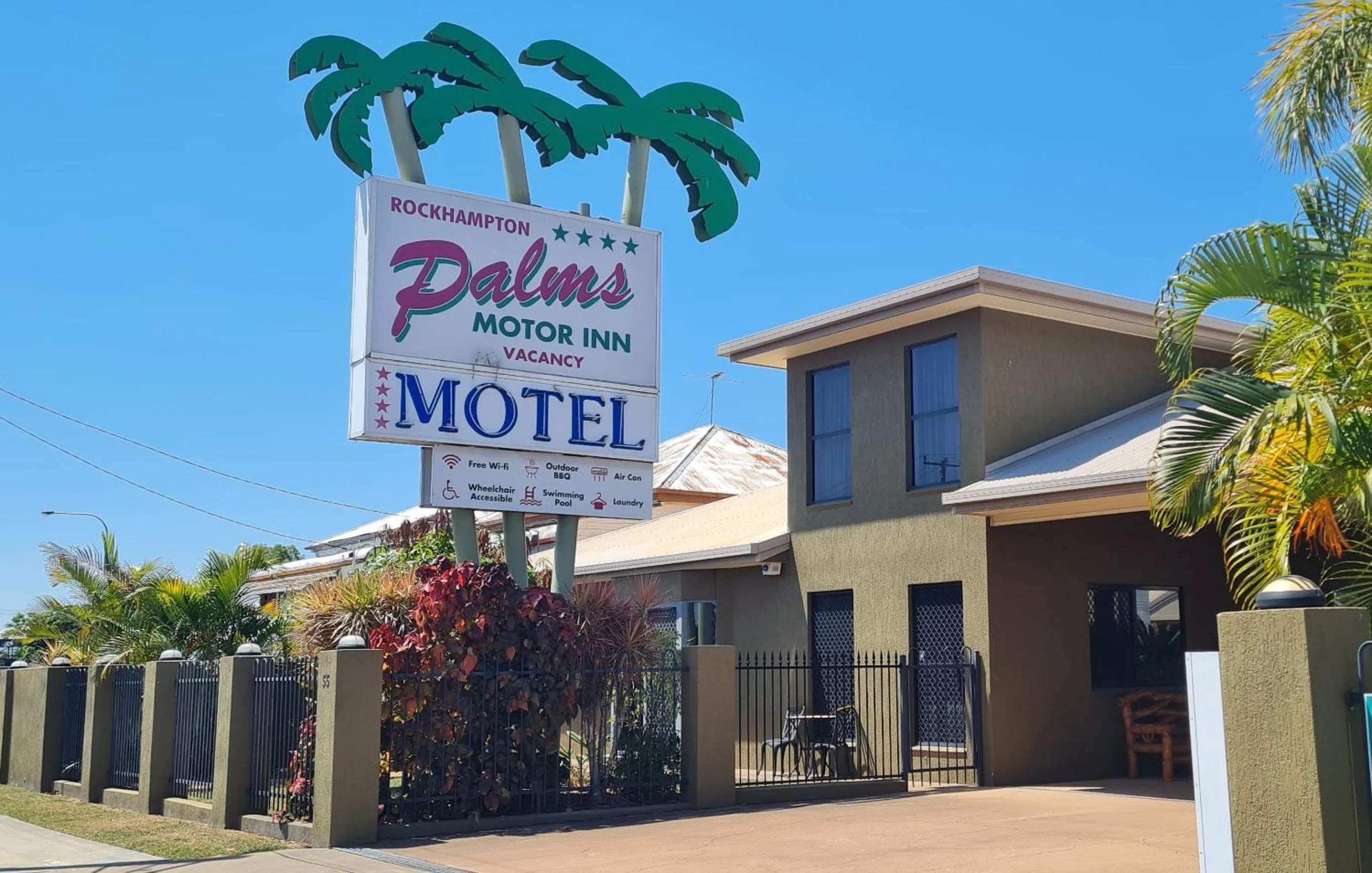 Property building in Rockhampton Palms Motor Inn