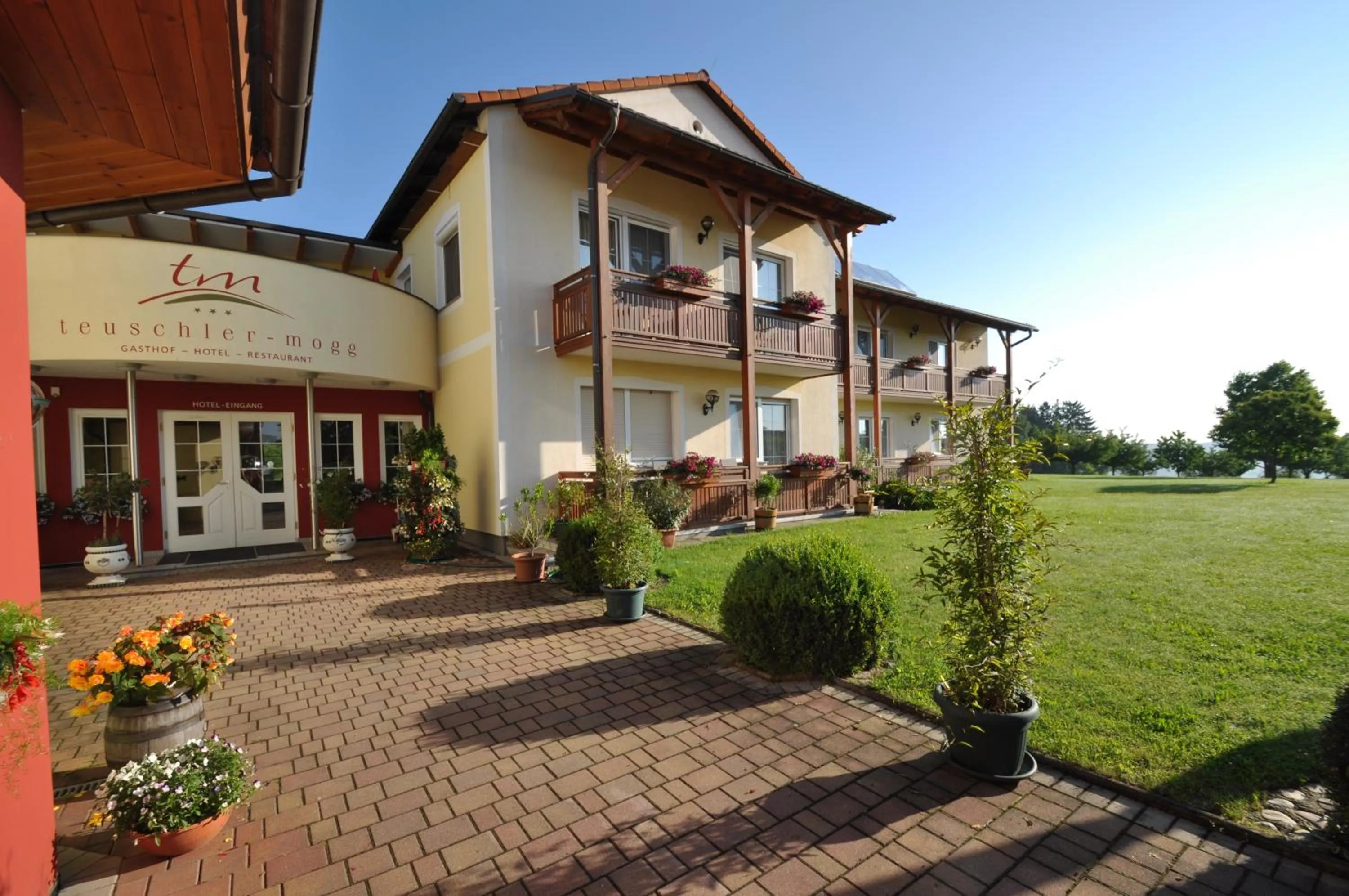 Facade/entrance in Hotel-Restaurant Teuschler-Mogg Bad Waltersdorf inklusiv Genusscard