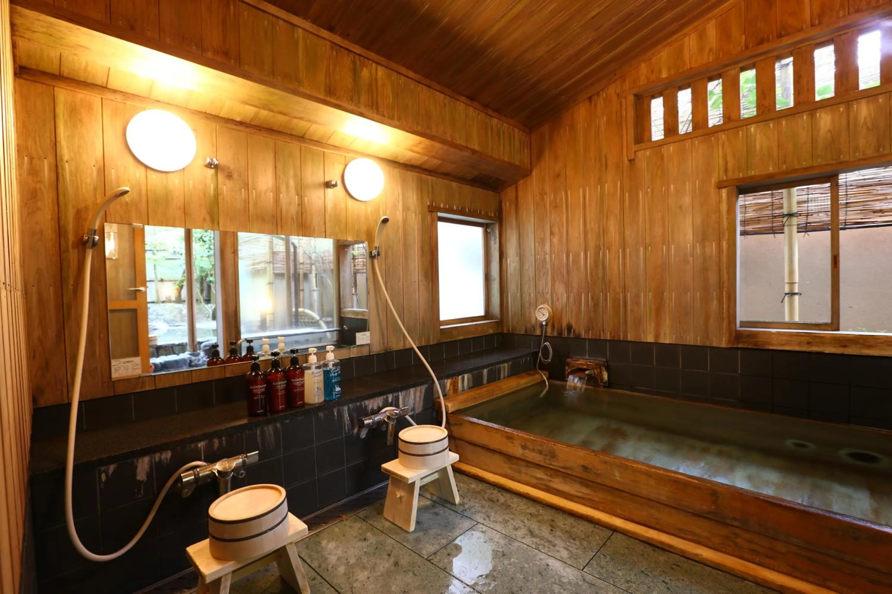 Hot Spring Bath in Izumiya Zenbe