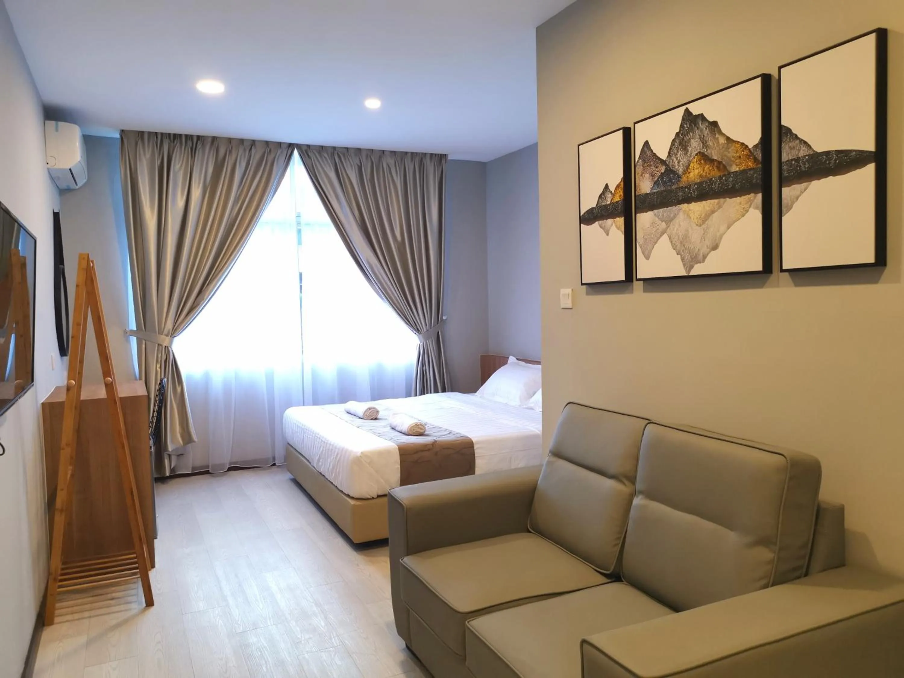 Photo of the whole room, Bed in HotSpot @ City Centre by SSVC