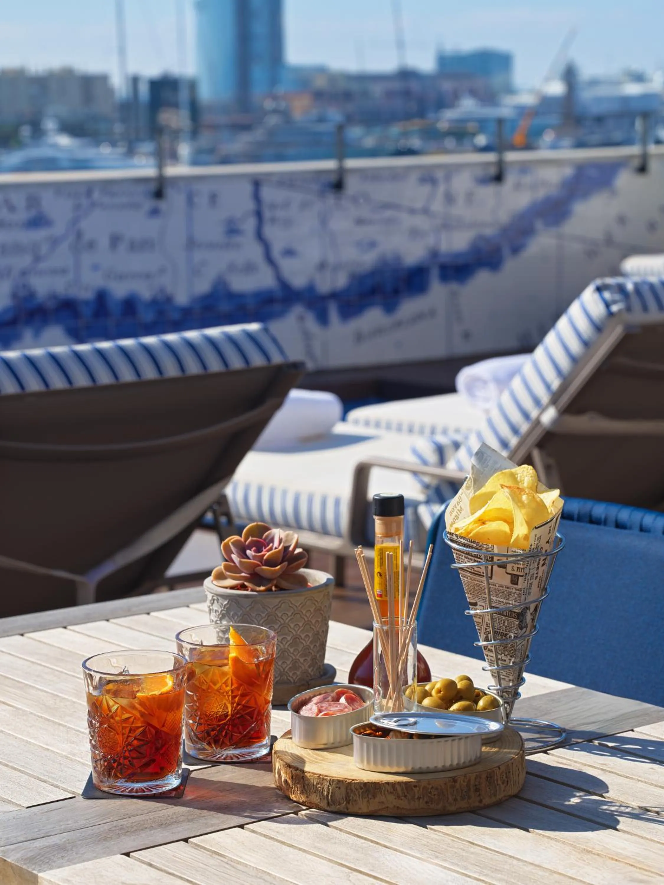 Food and drinks in H10 Port Vell 4* Sup