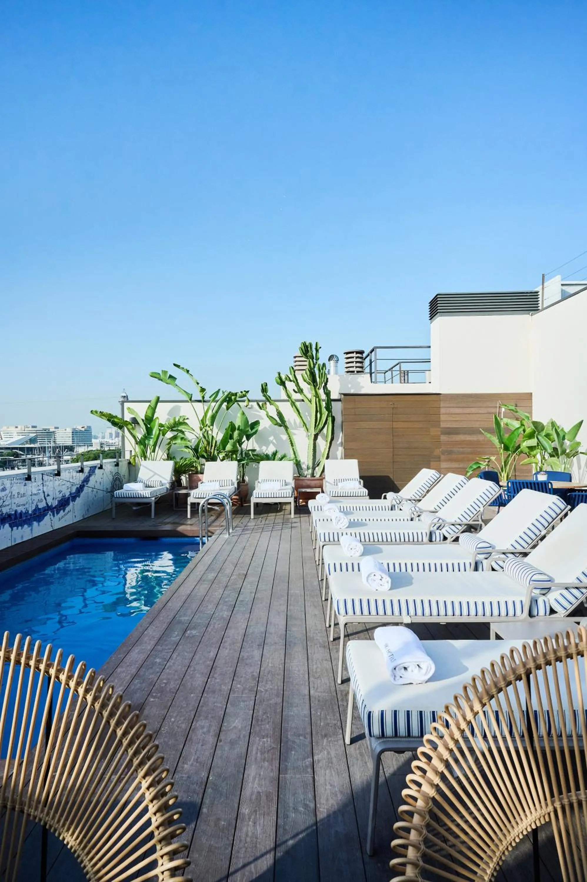 Swimming pool in H10 Port Vell 4* Sup