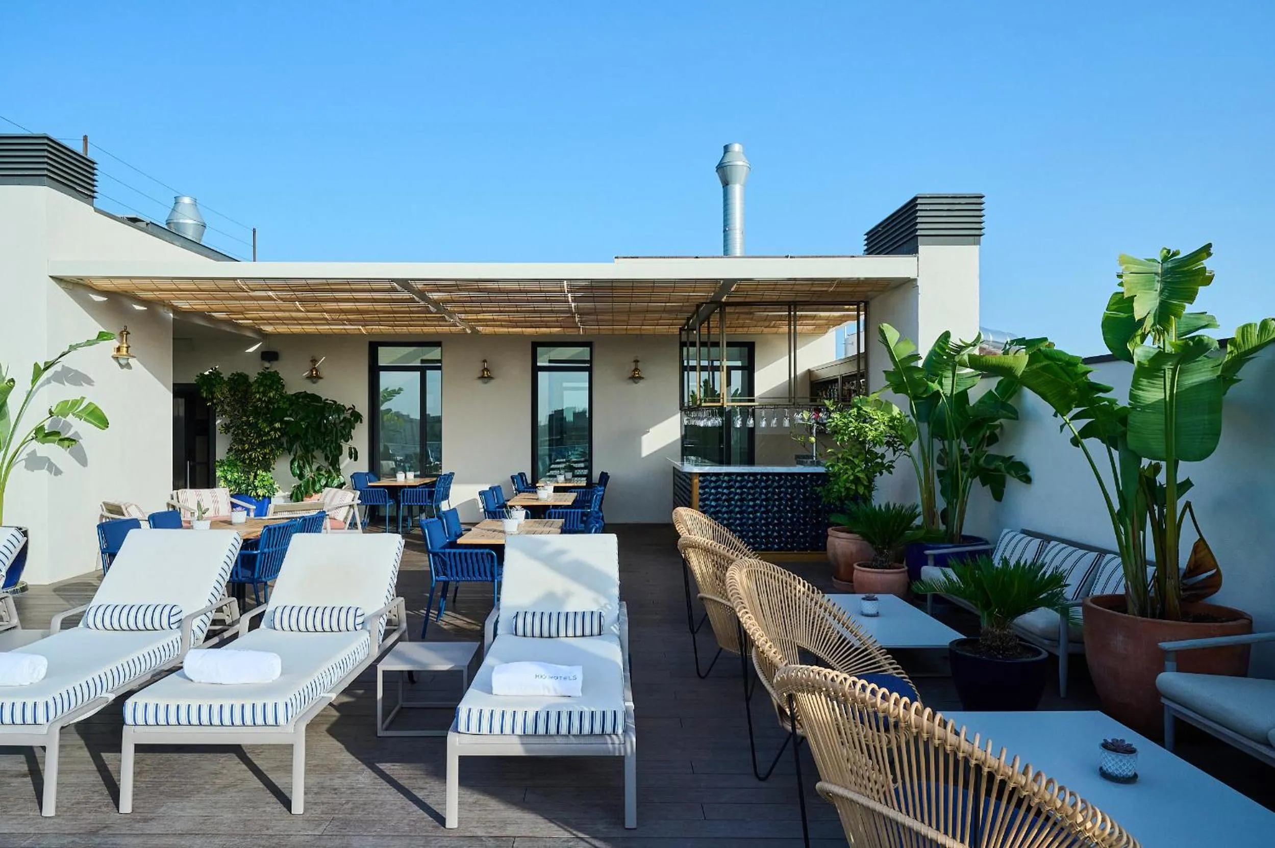 Swimming pool in H10 Port Vell 4* Sup