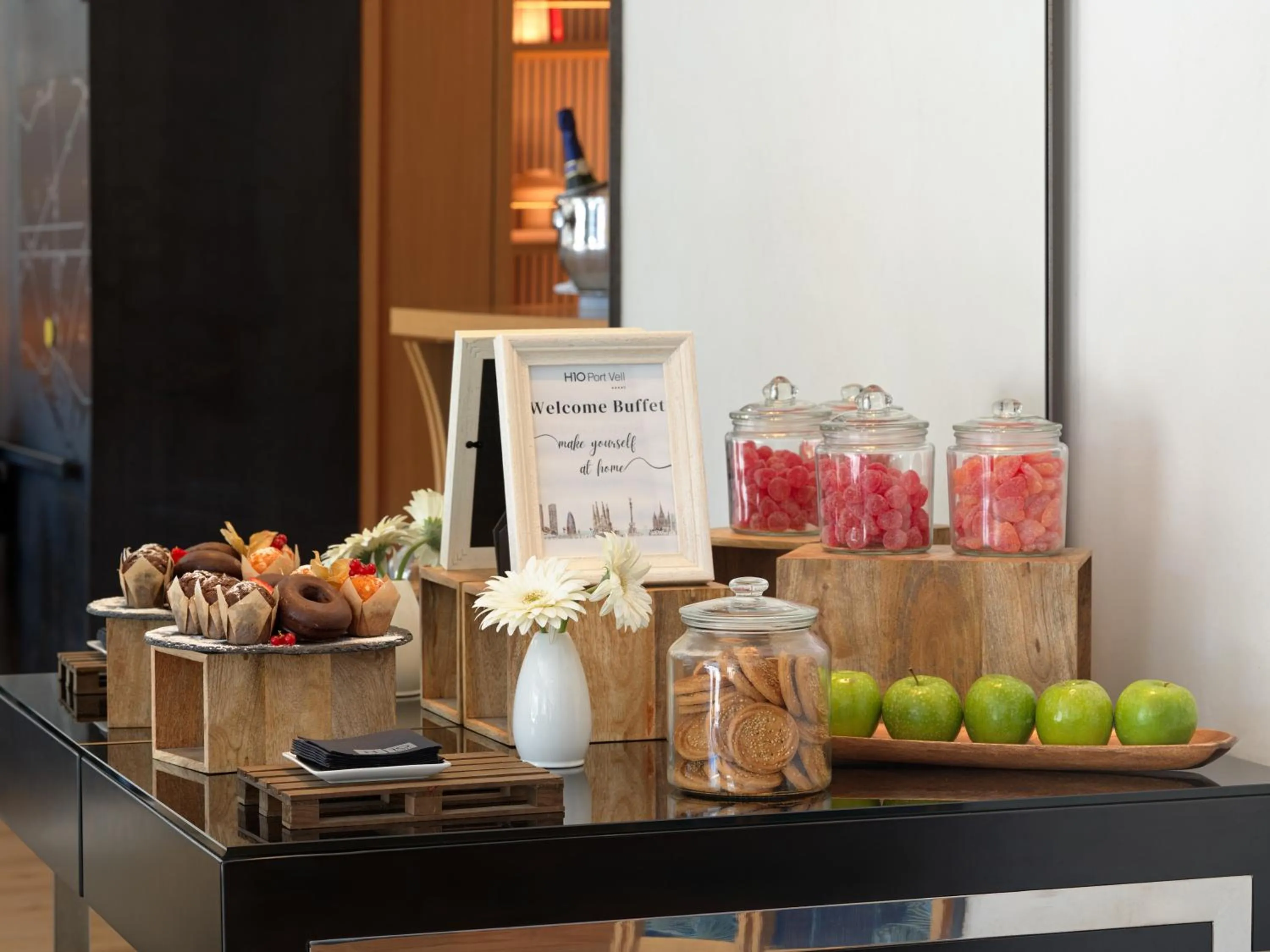 Lobby or reception in H10 Port Vell 4* Sup