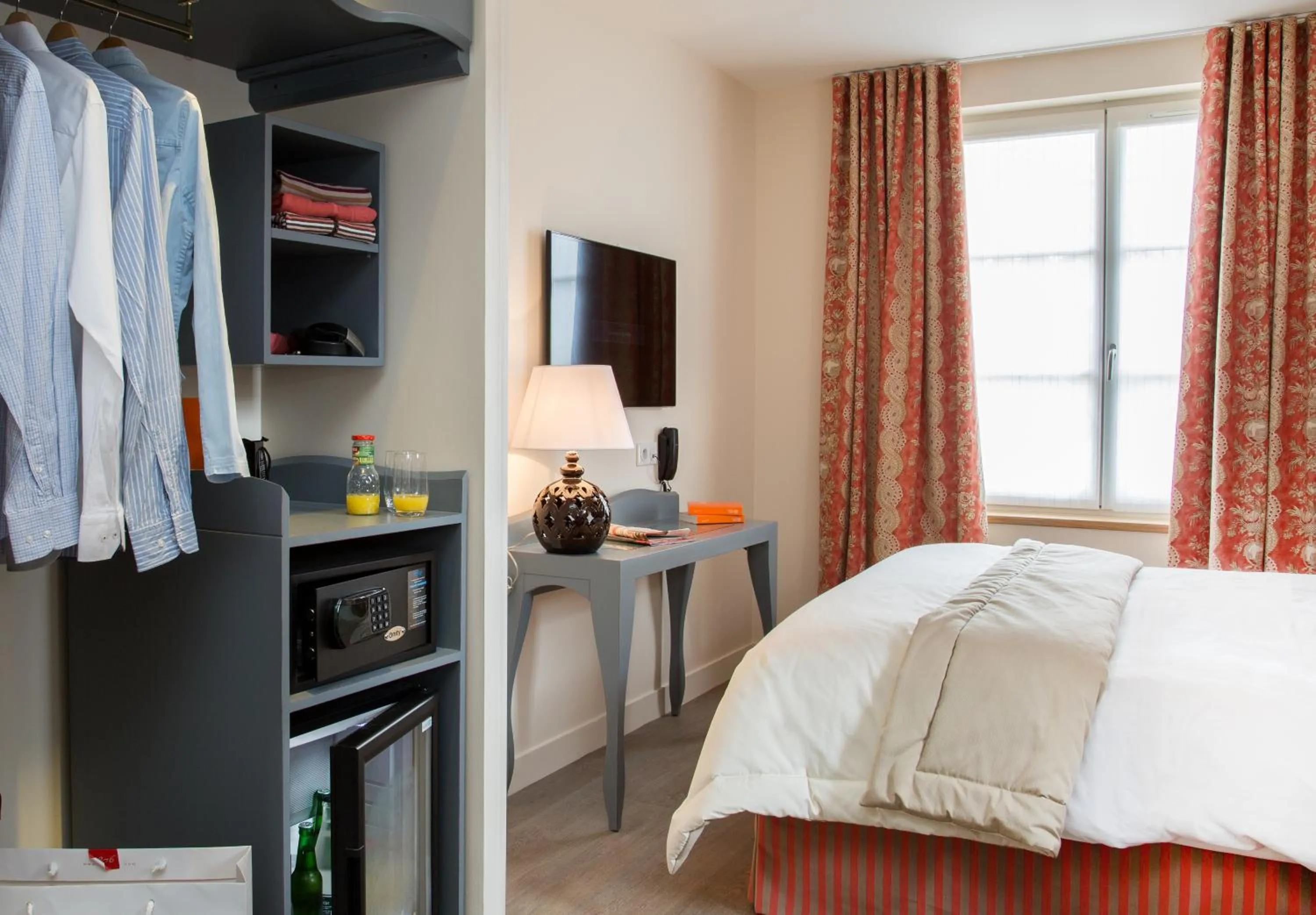 Bedroom, Bed in Relais des Trois Châteaux Hôtel-Restaurant - Teritoria