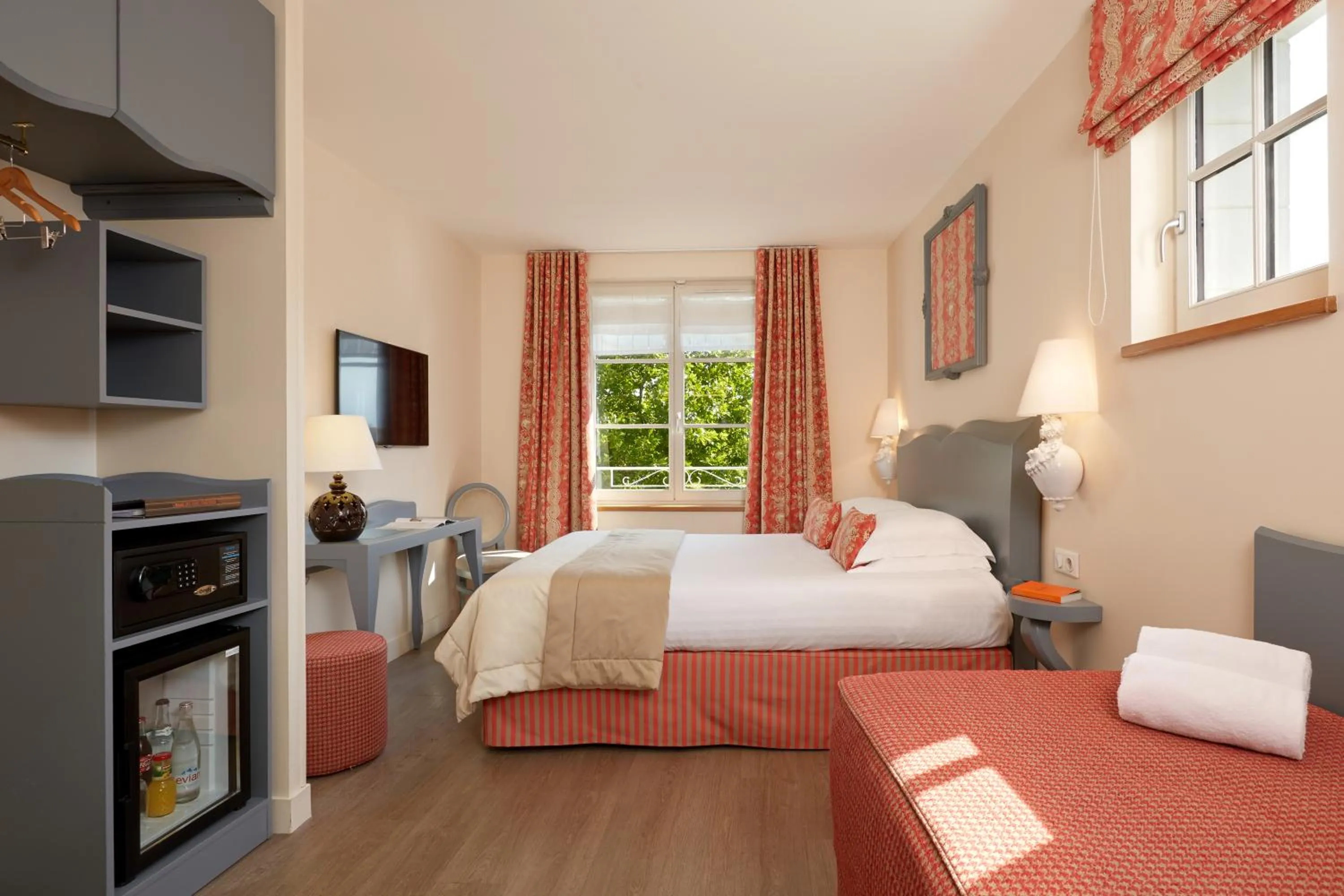 Bedroom, Bed in Relais des Trois Châteaux Hôtel-Restaurant - Teritoria