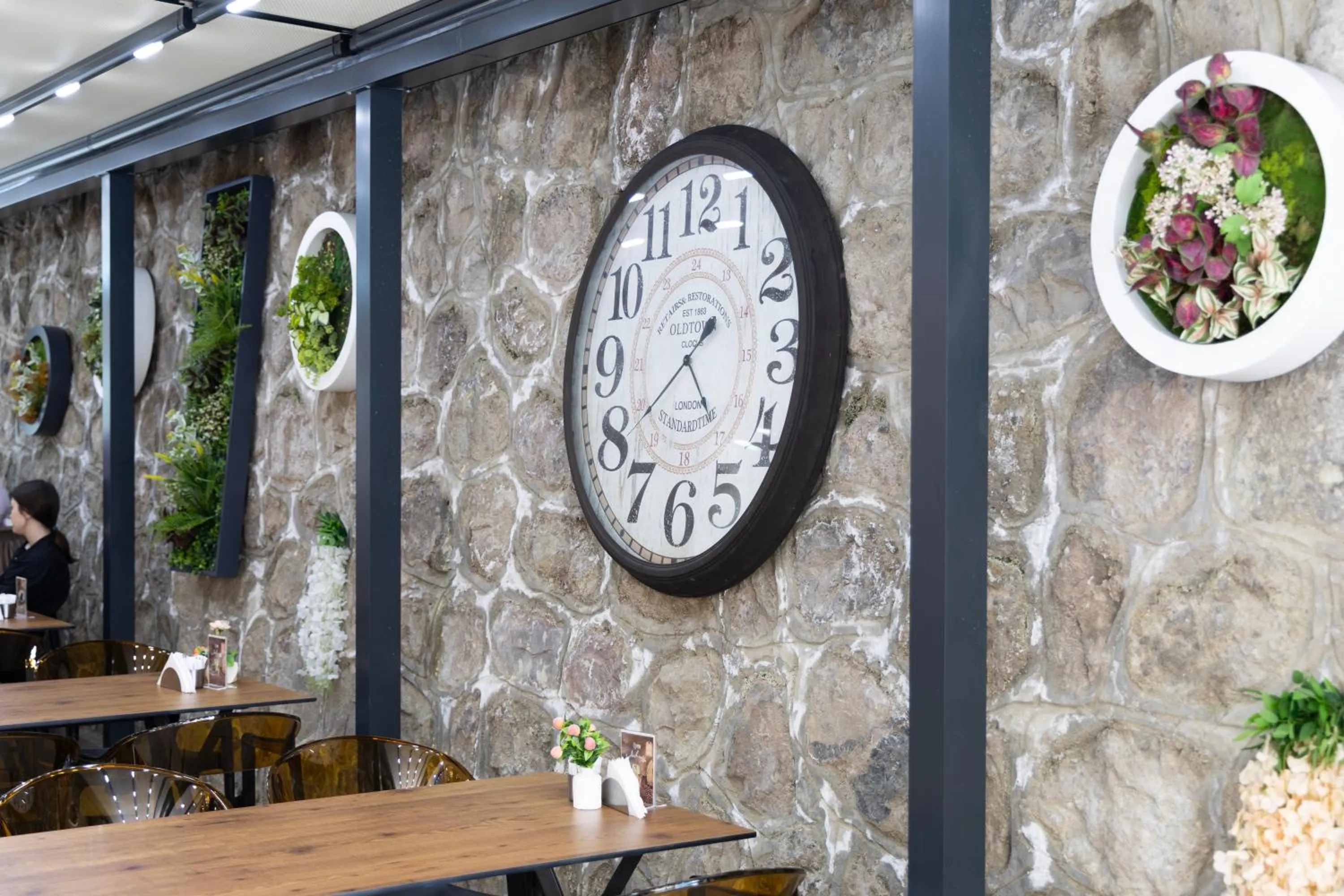 Restaurant/places to eat in Alya Hotel