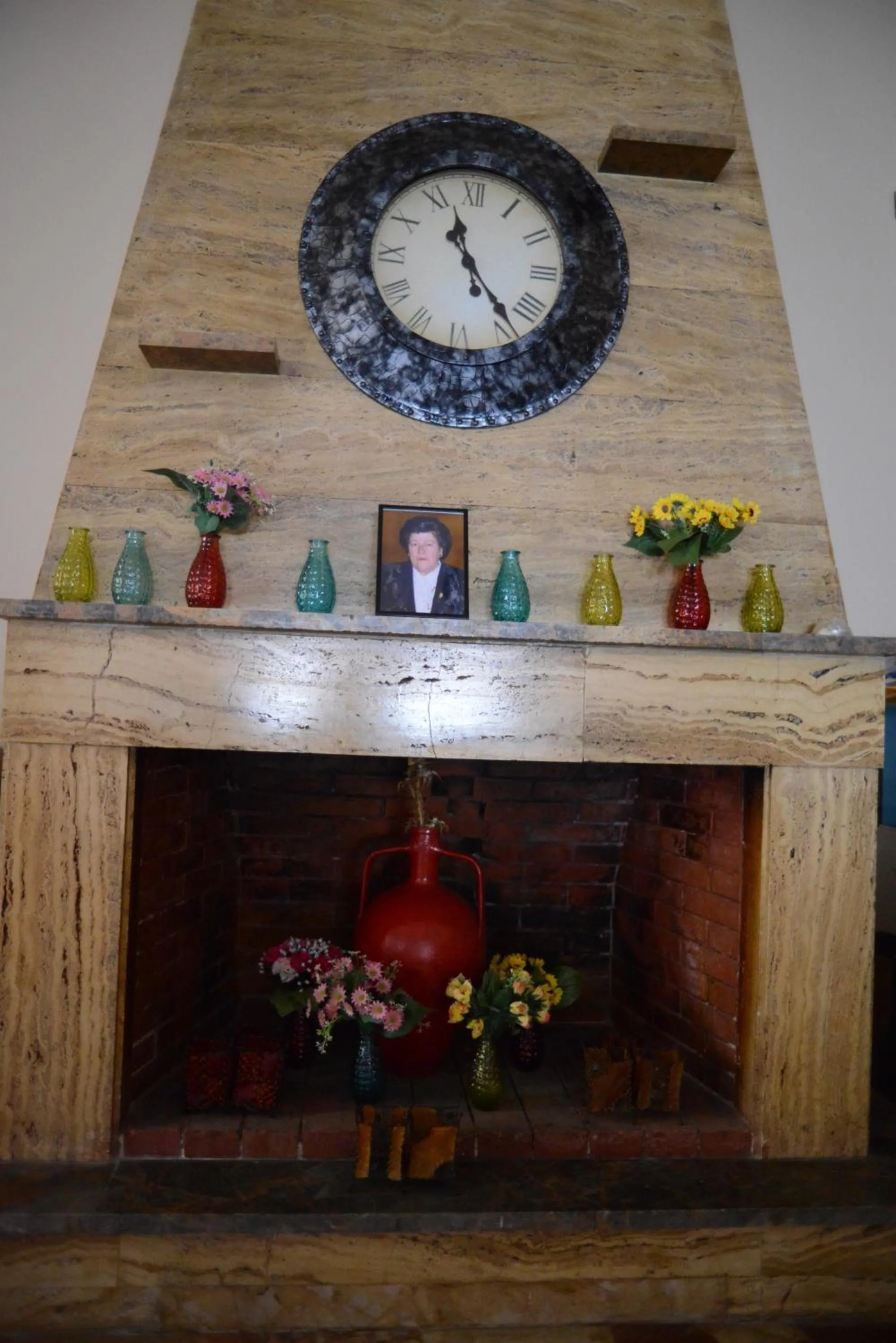 Communal lounge/ TV room in Sappho Hotel