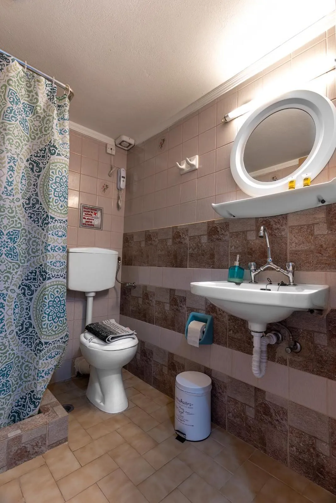 Bathroom in Sappho Hotel