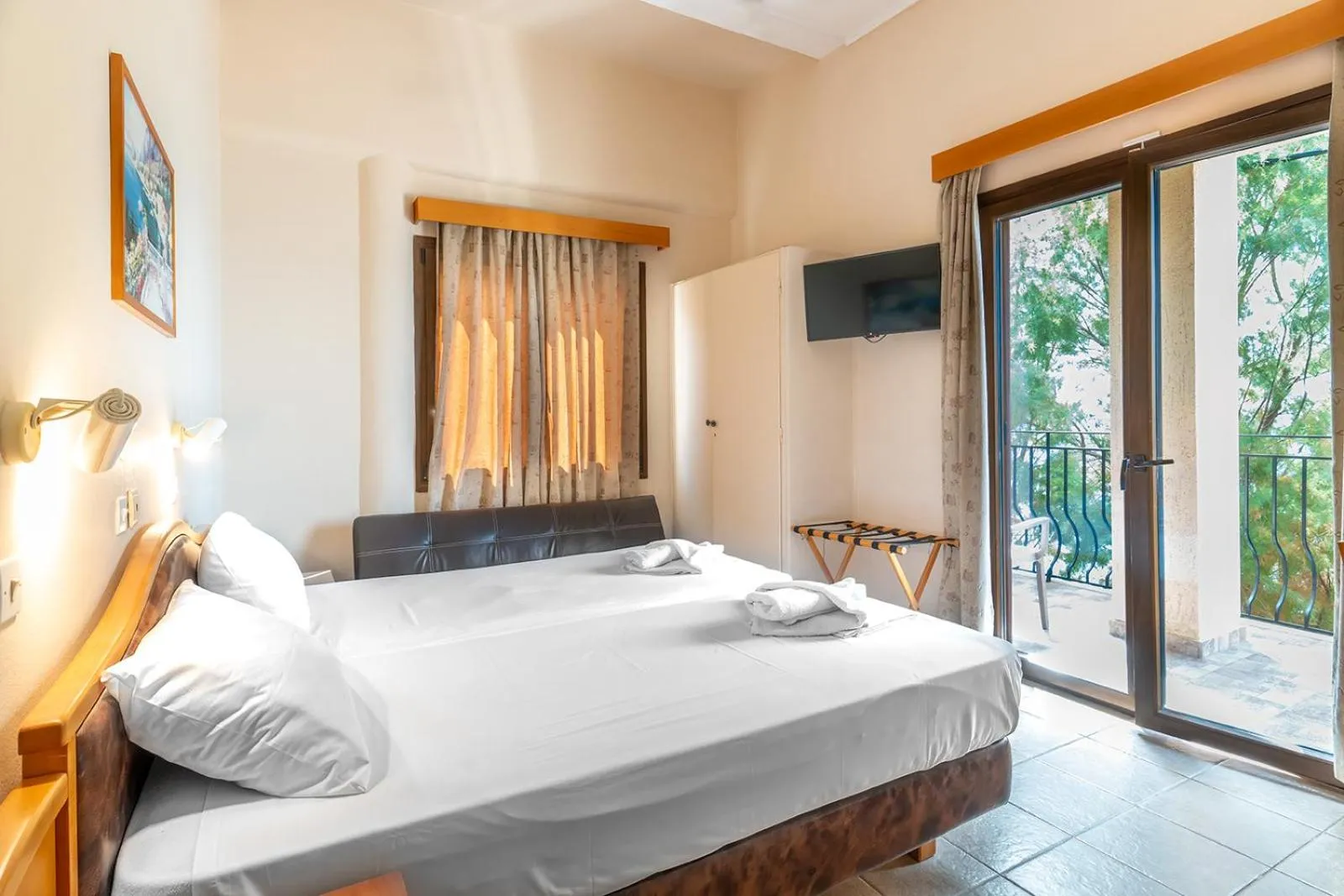 Property building, Bed in Sappho Hotel